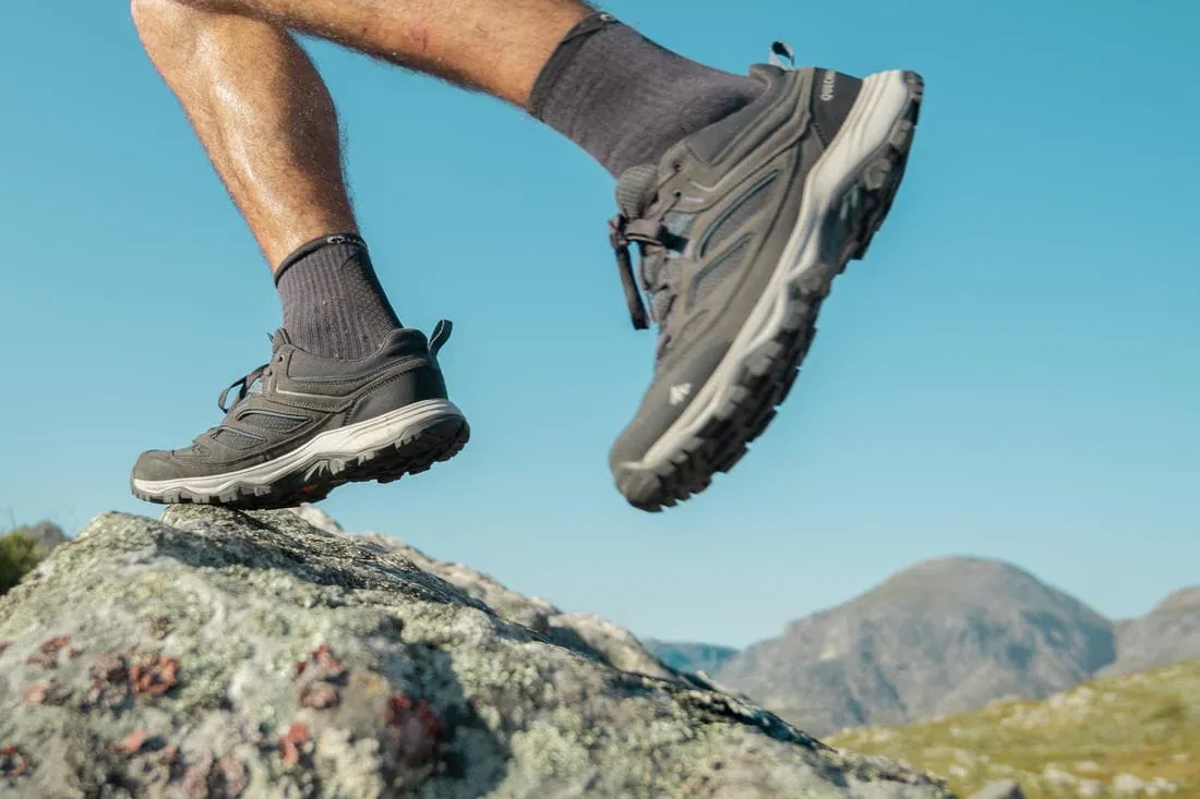 Chaussures de randonnée montagne, homme MH100 gris