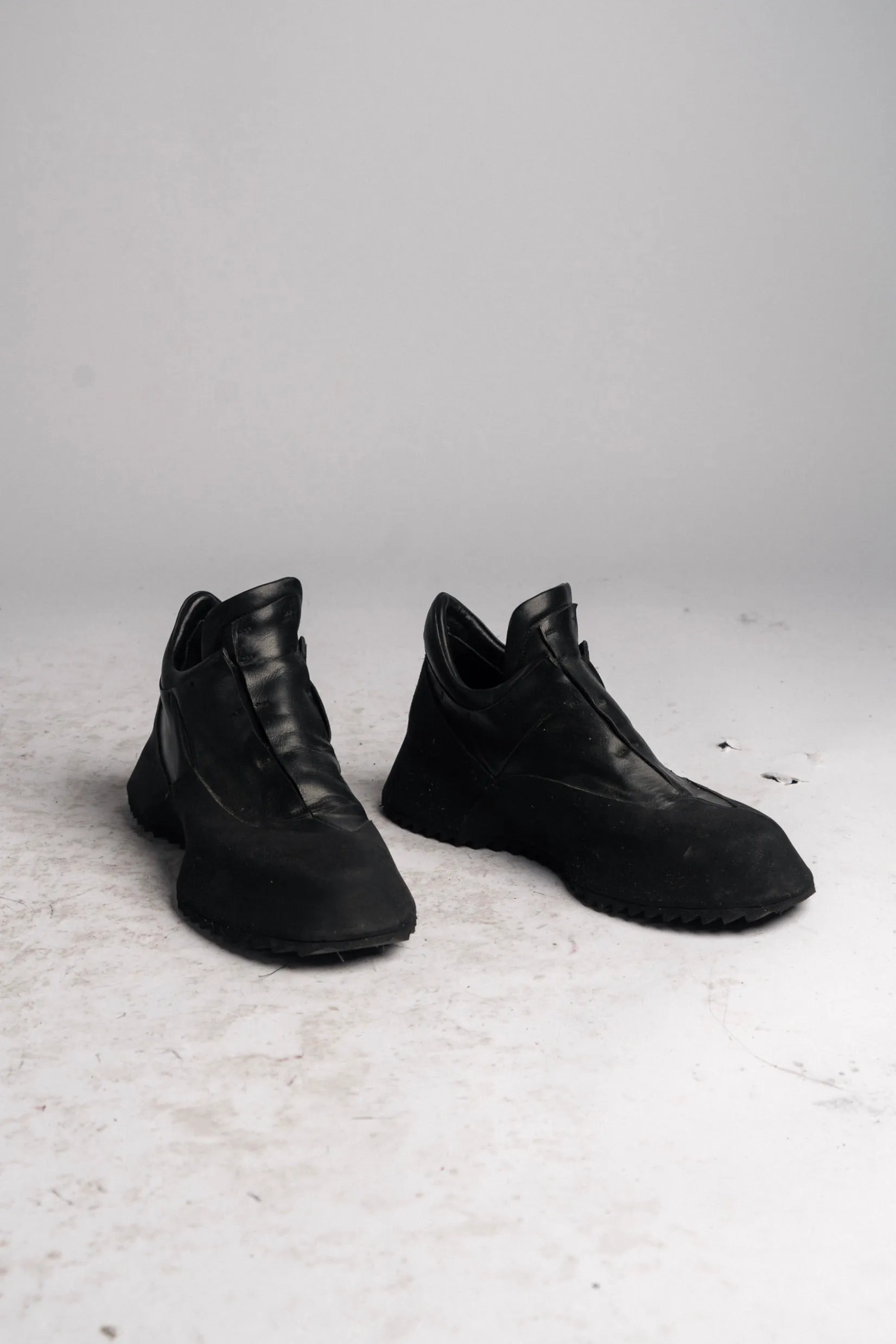 DISTORTION FEATHERWEIGHT LOW TOP SNEAKER