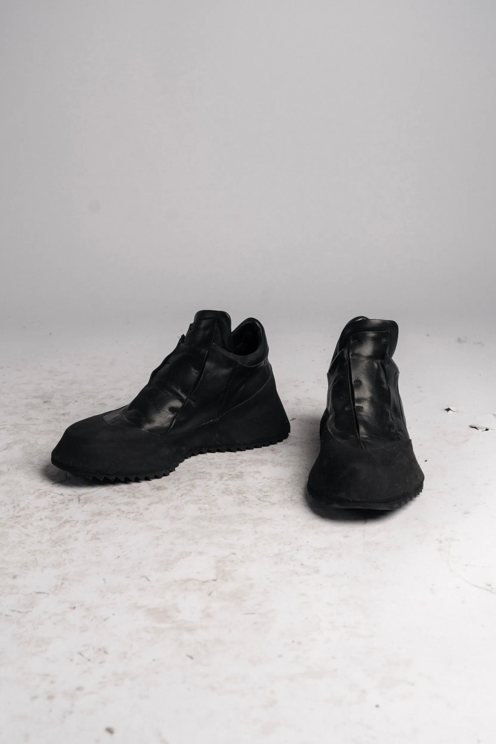 DISTORTION FEATHERWEIGHT LOW TOP SNEAKER