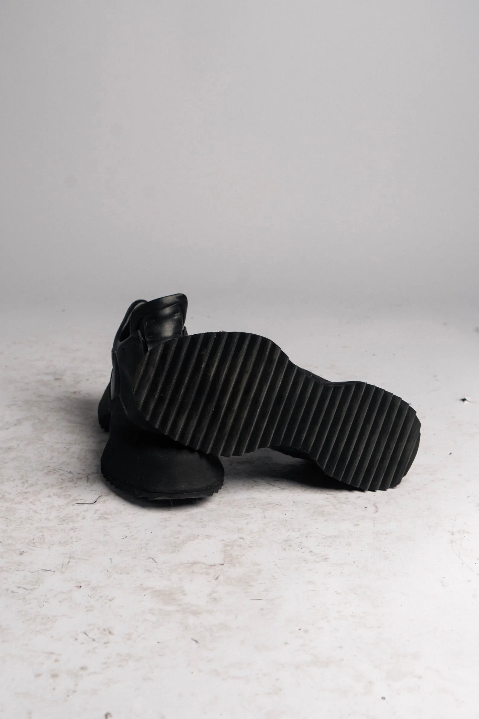 DISTORTION FEATHERWEIGHT LOW TOP SNEAKER