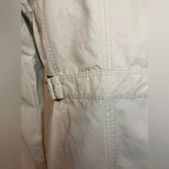 Eddie Bauer women’s trench coat in size small, beige and yellow!