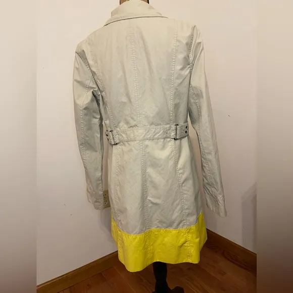 Eddie Bauer women’s trench coat in size small, beige and yellow!