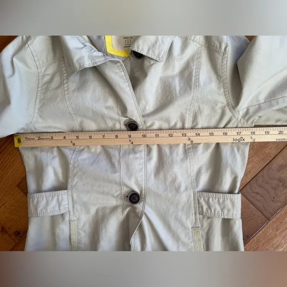 Eddie Bauer women’s trench coat in size small, beige and yellow!