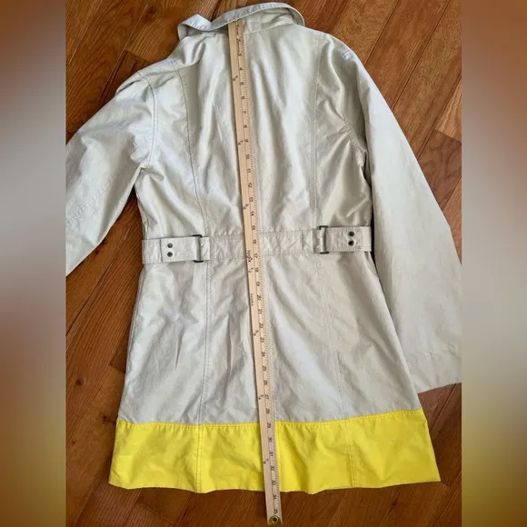 Eddie Bauer women’s trench coat in size small, beige and yellow!