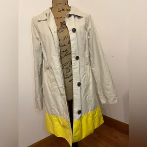 Eddie Bauer women’s trench coat in size small, beige and yellow!