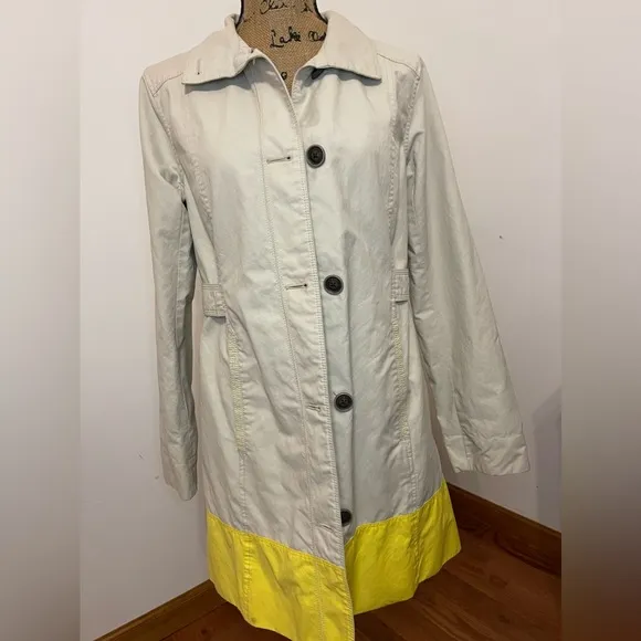 Eddie Bauer women’s trench coat in size small, beige and yellow!