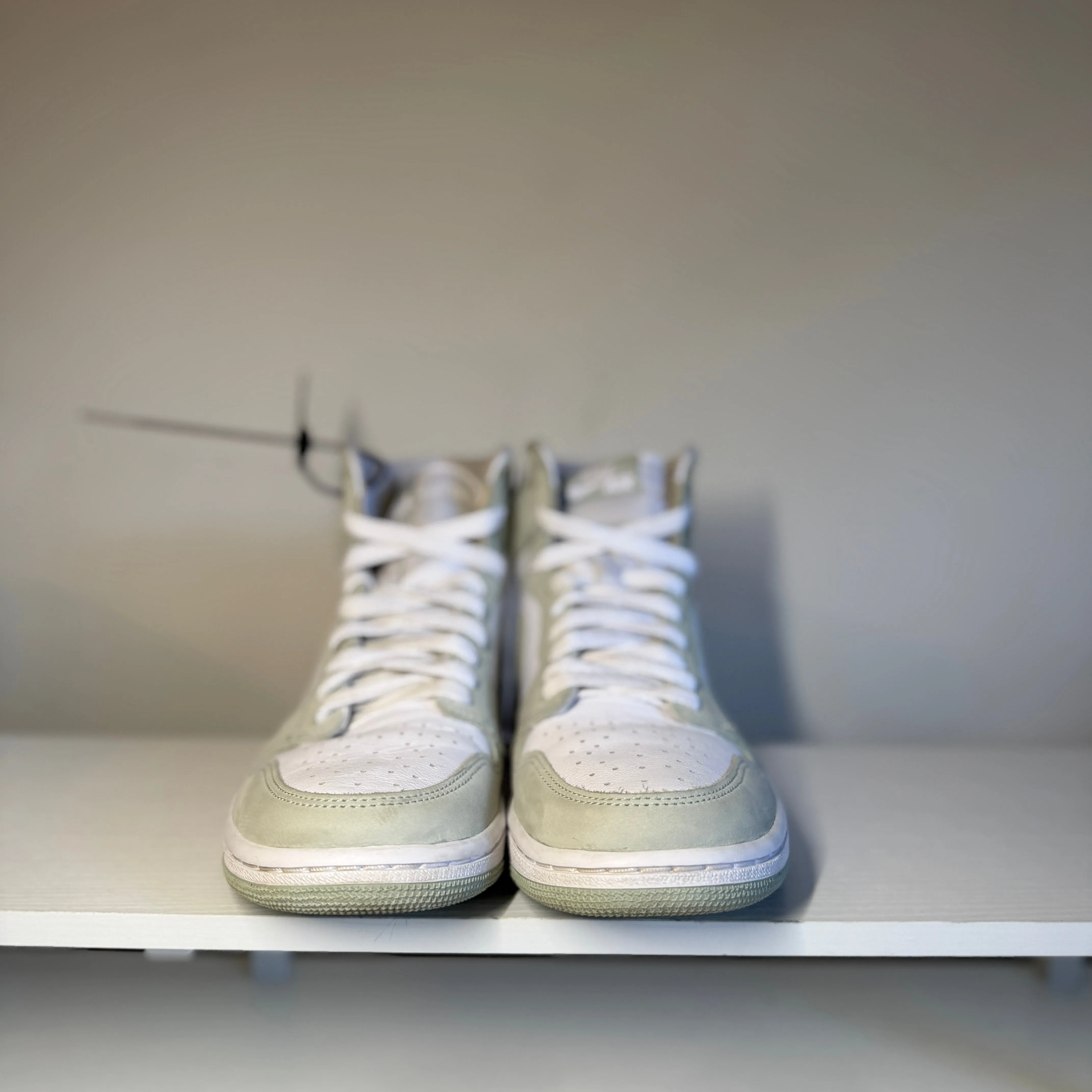 Jordan 1 Retro High OG Seafoam *pre-owned* (SIZE 8W)
