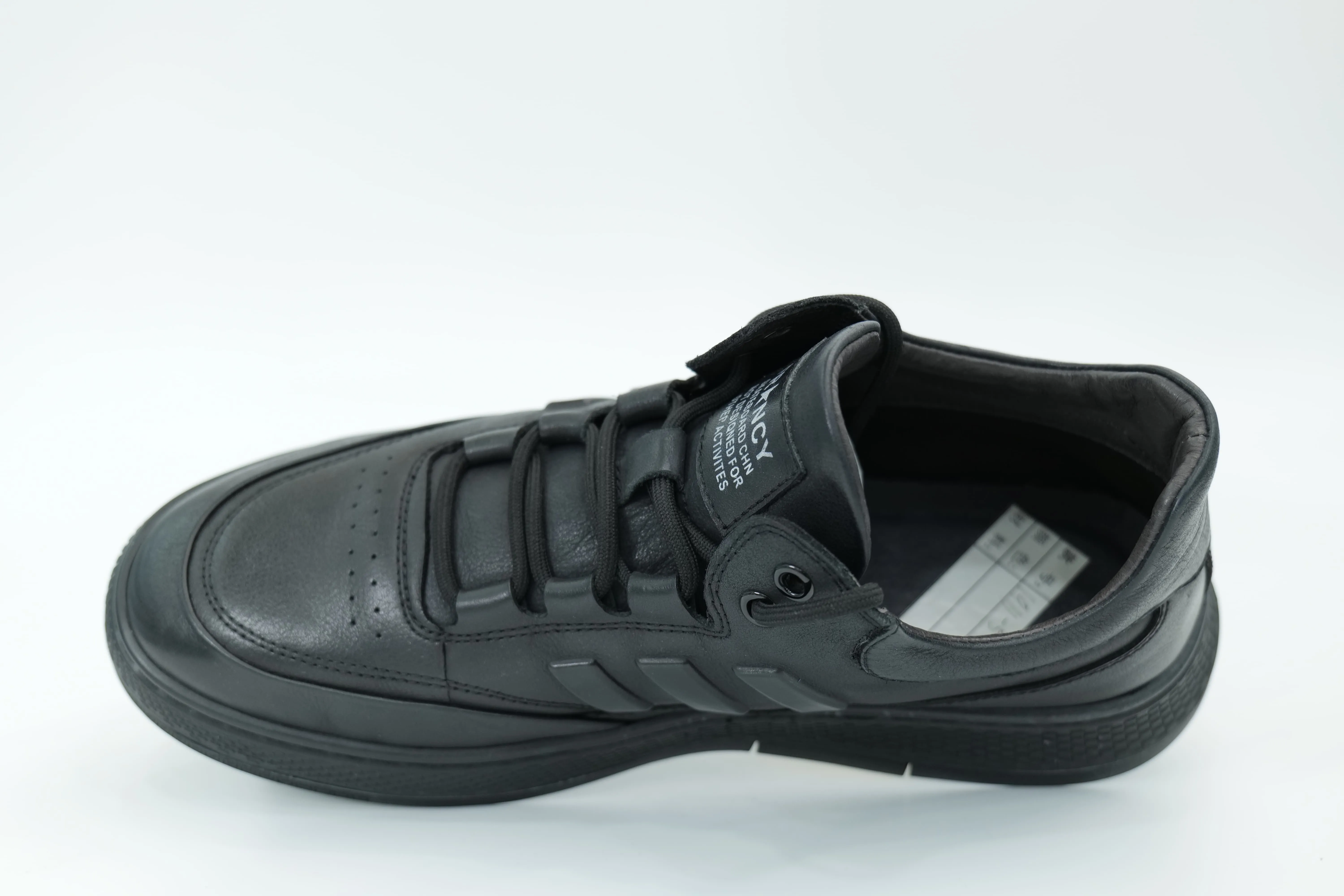 Sports shoes