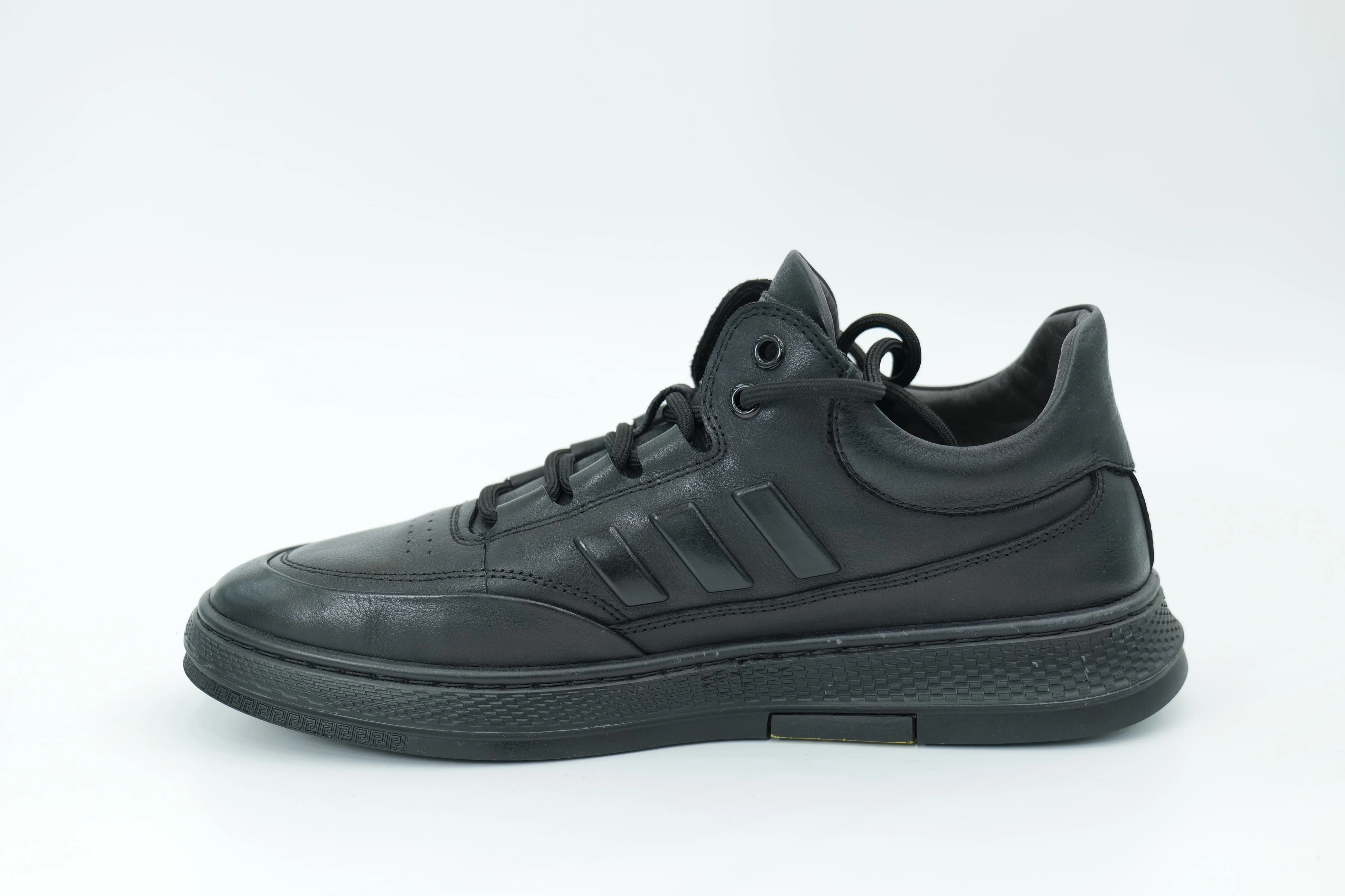 Sports shoes