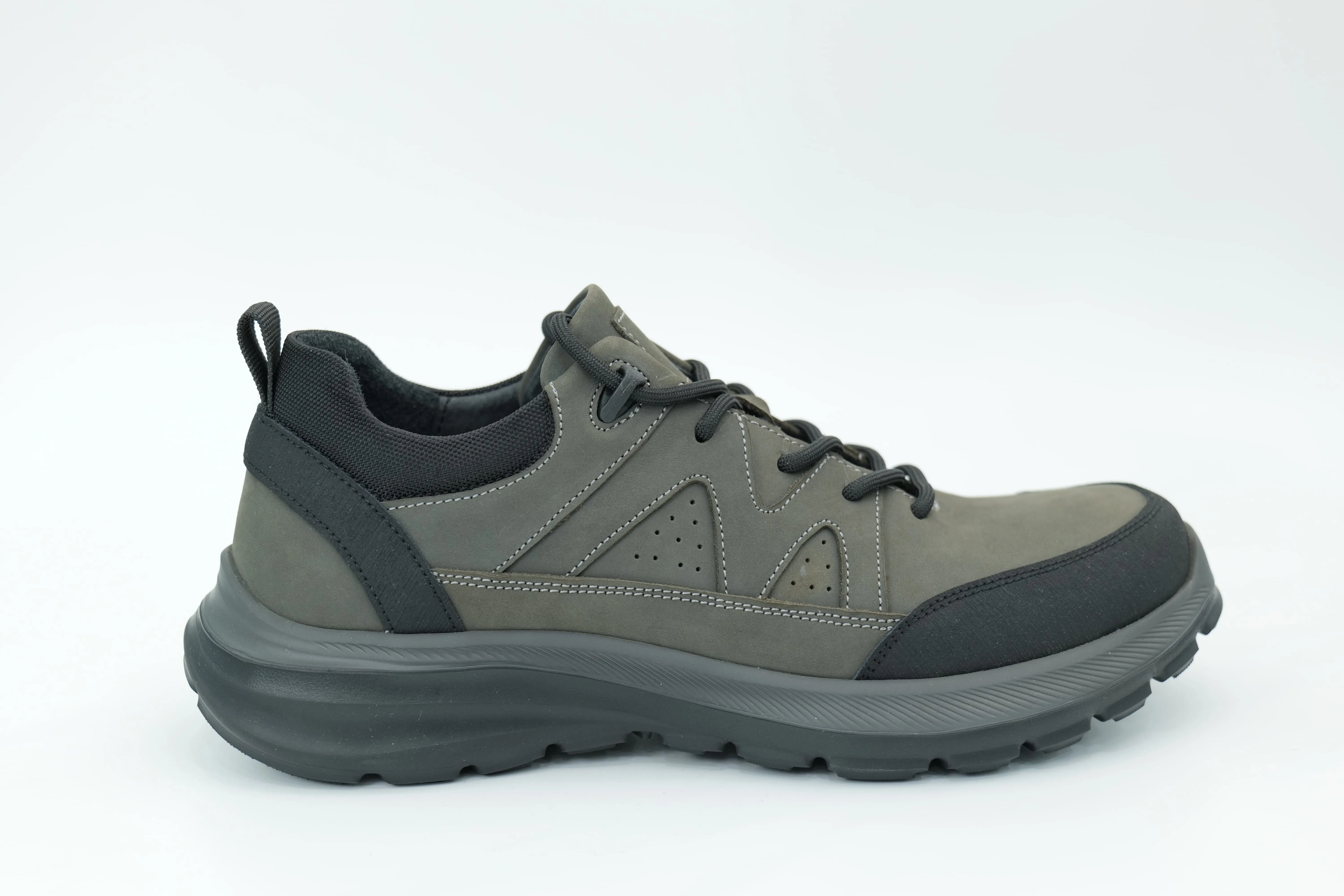 Sports shoes