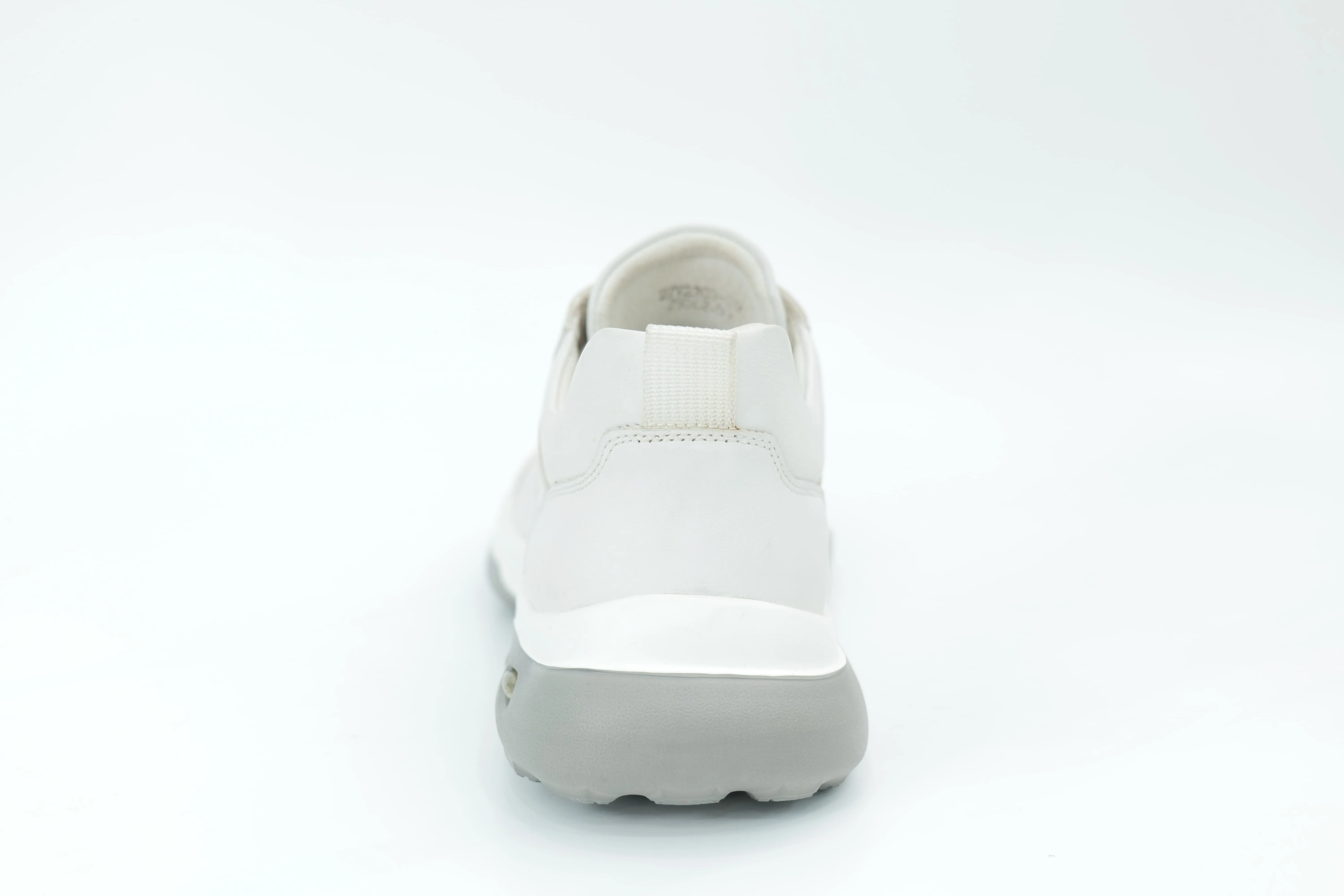 Sports shoes