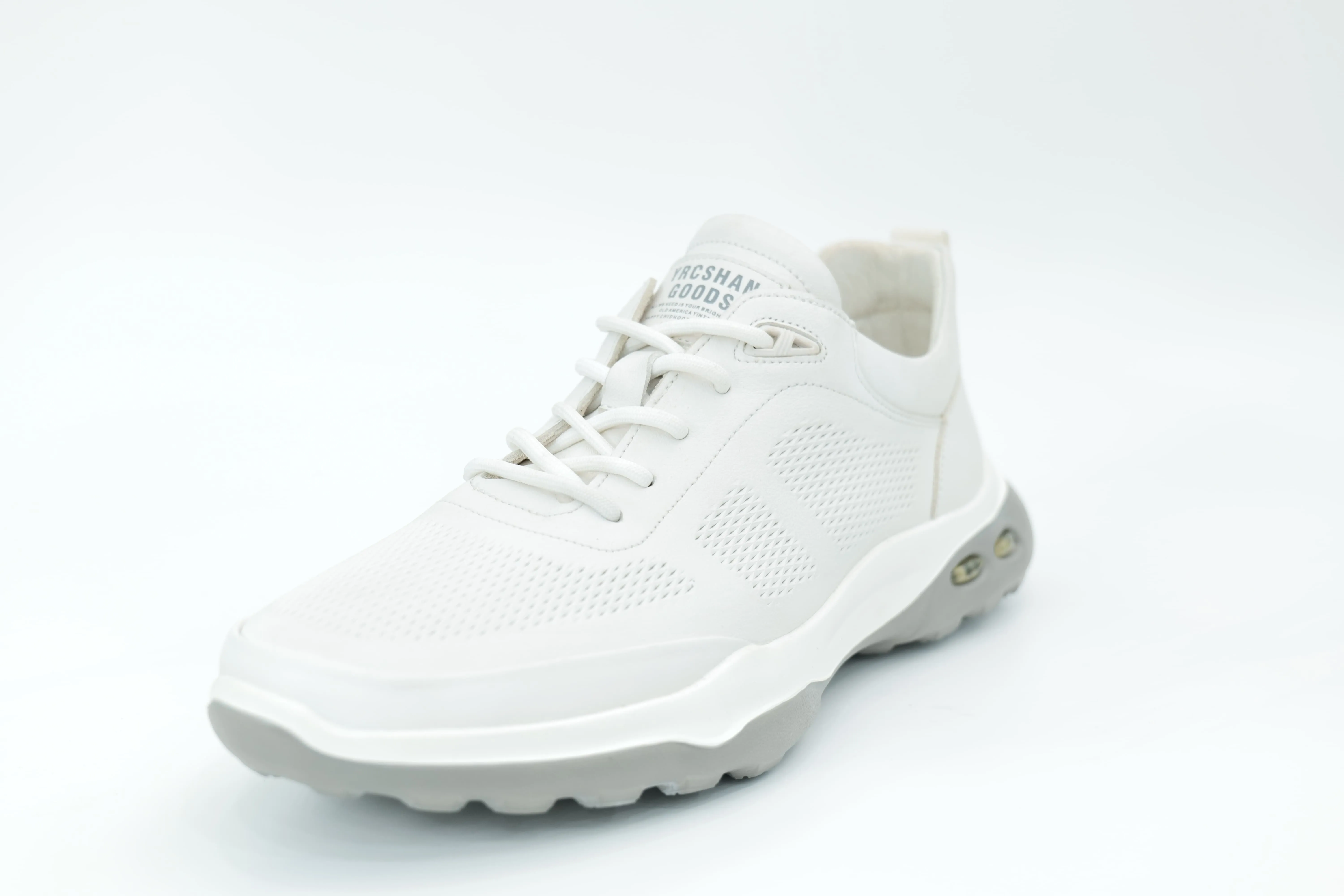 Sports shoes