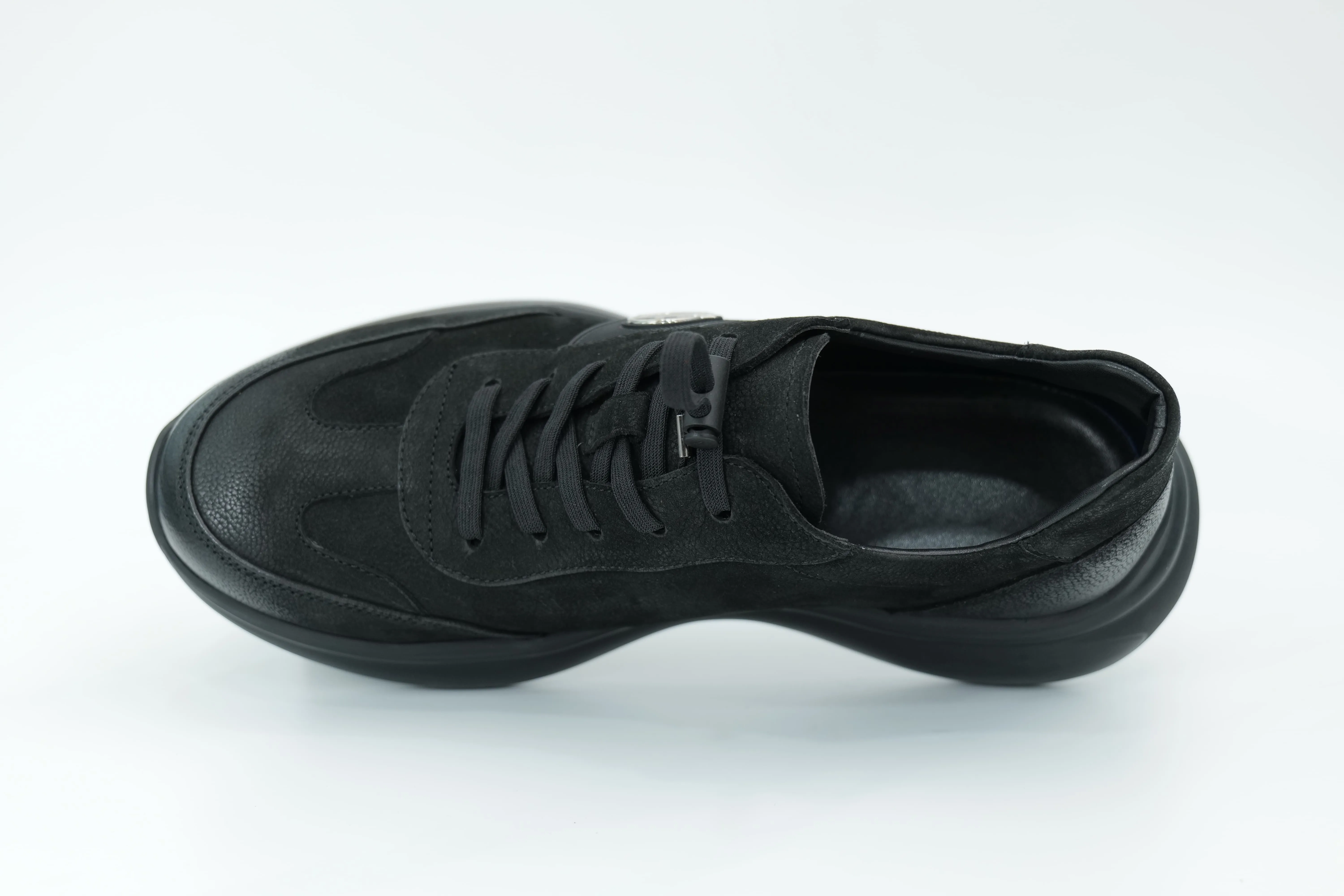 Sports shoes