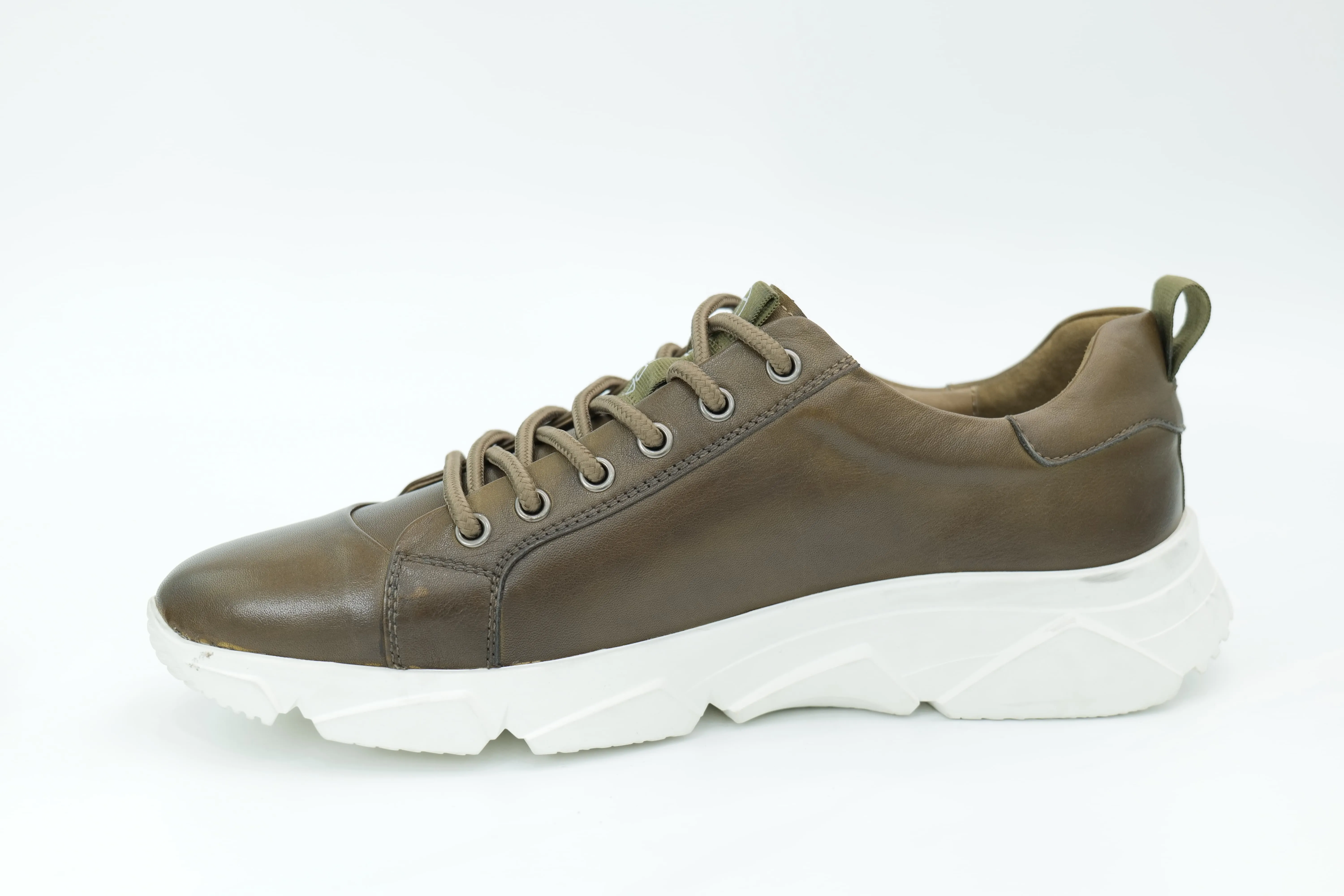Sports shoes