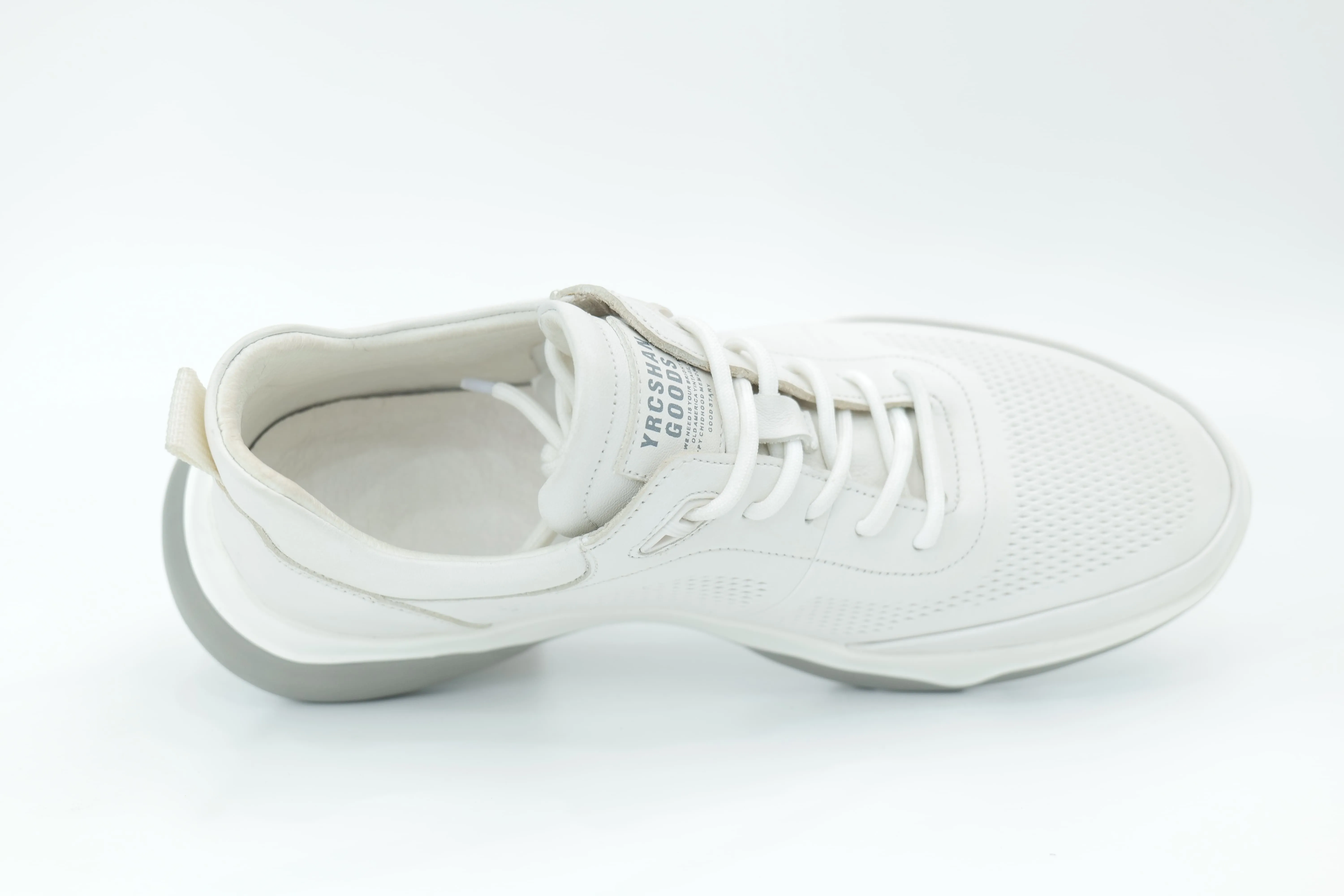 Sports shoes