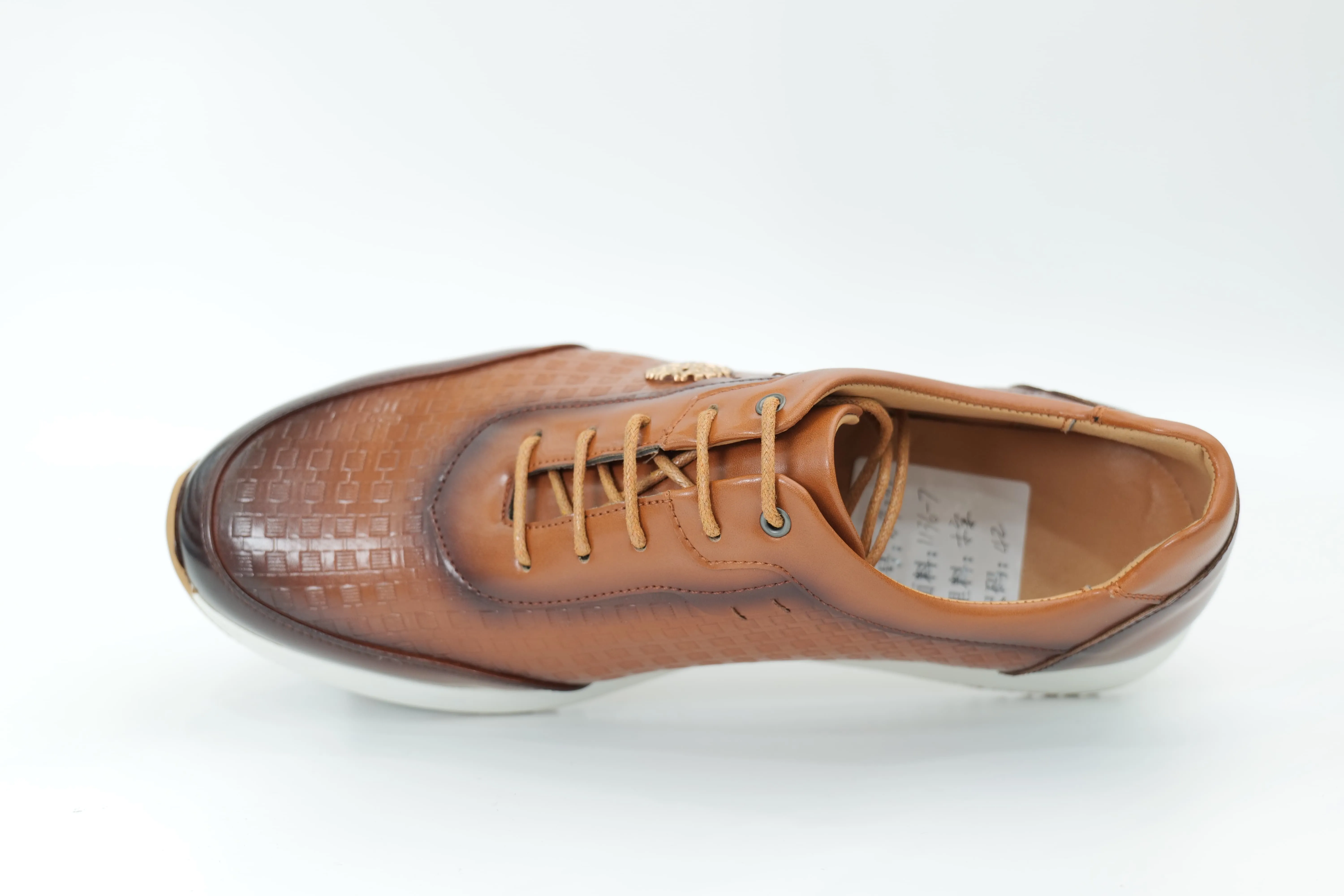 Sports shoes