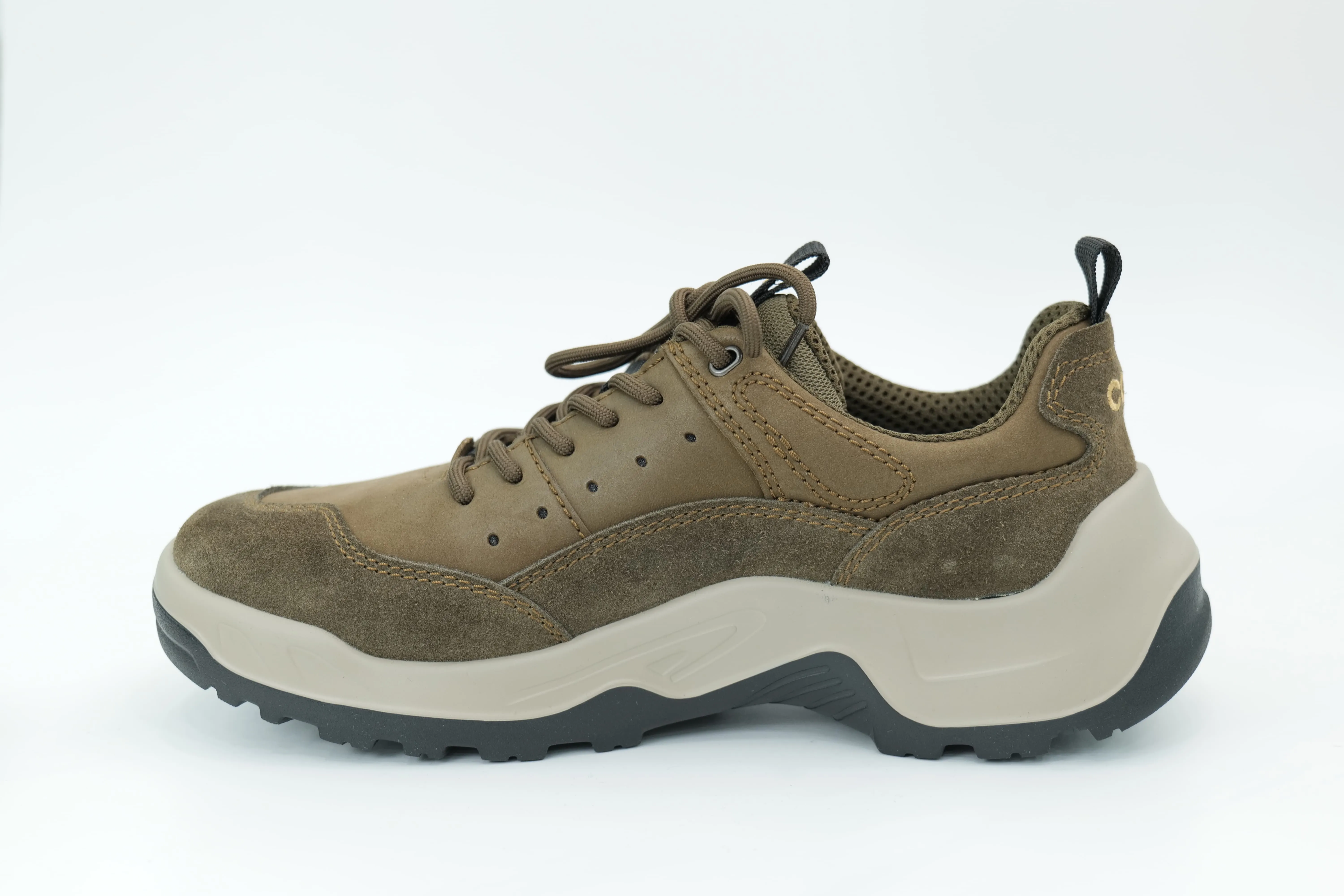Sports shoes
