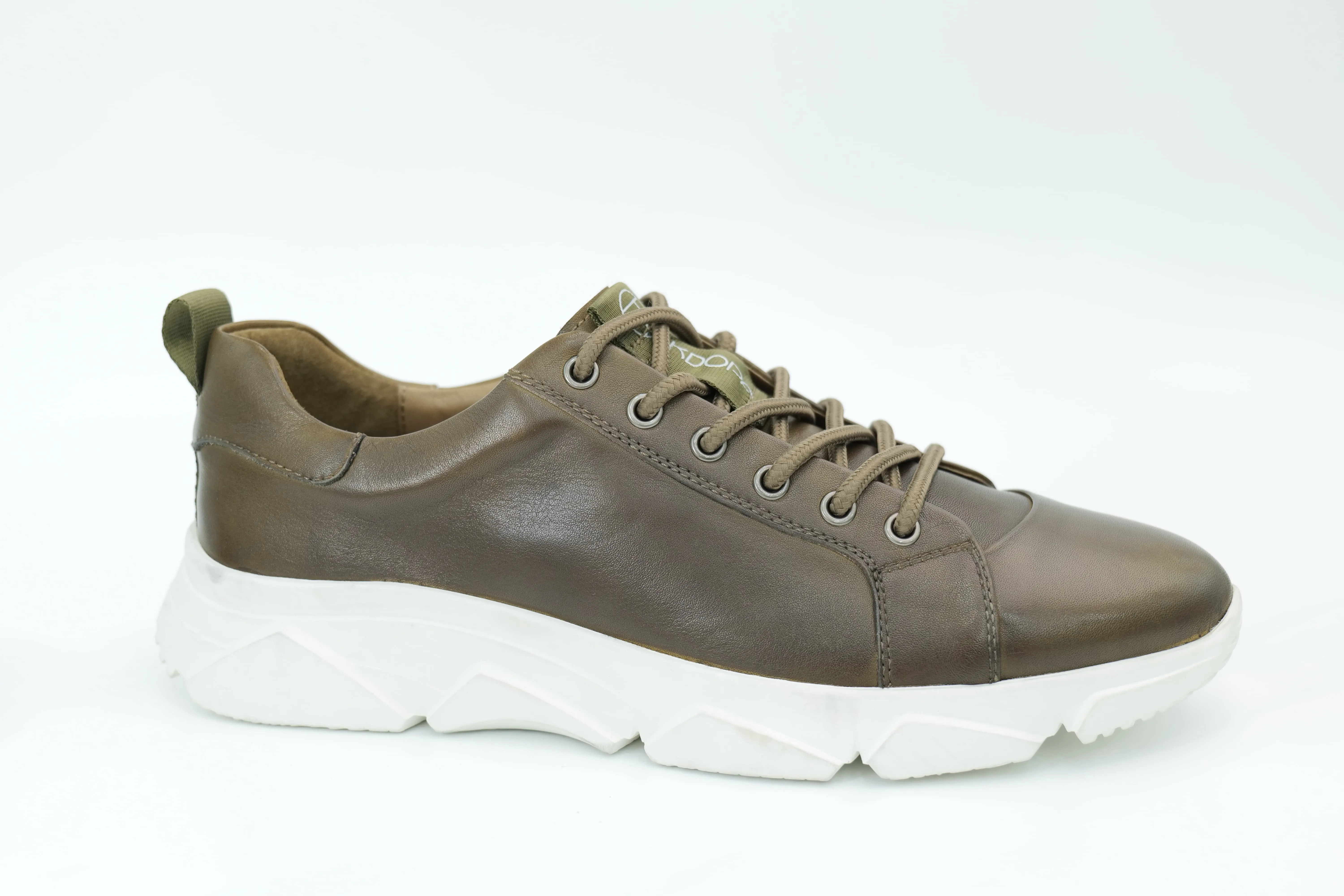 Sports shoes