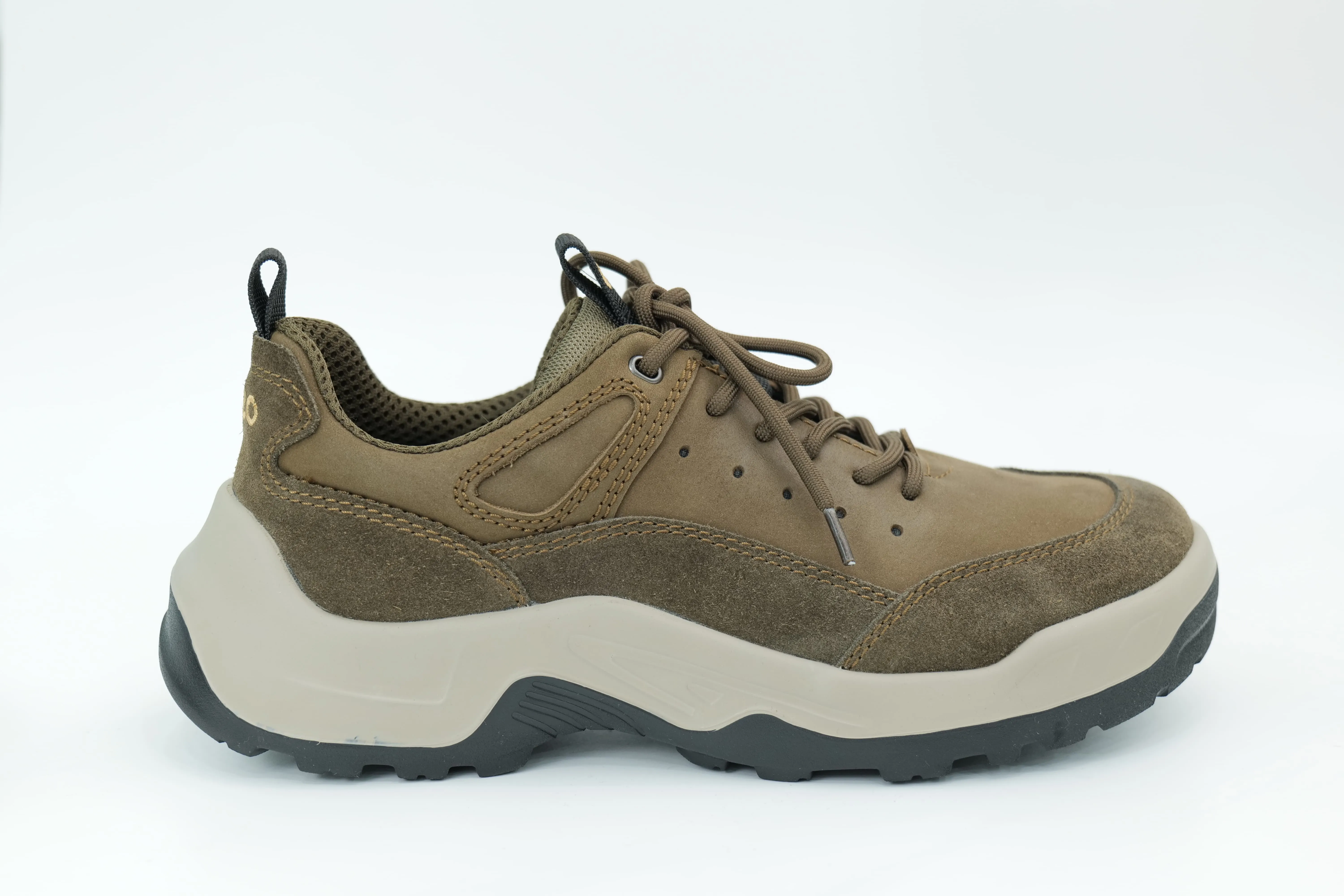 Sports shoes