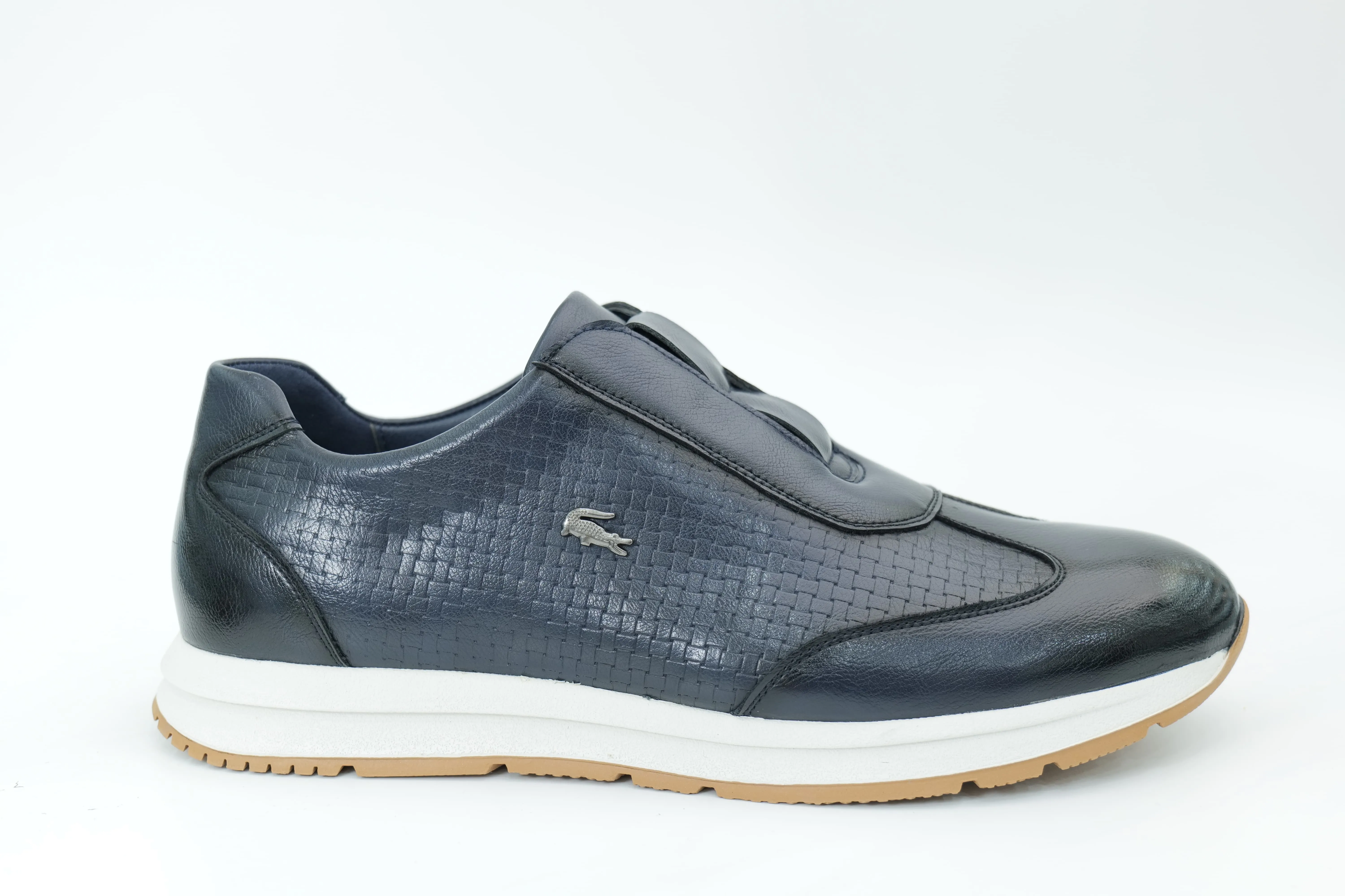 Sports shoes
