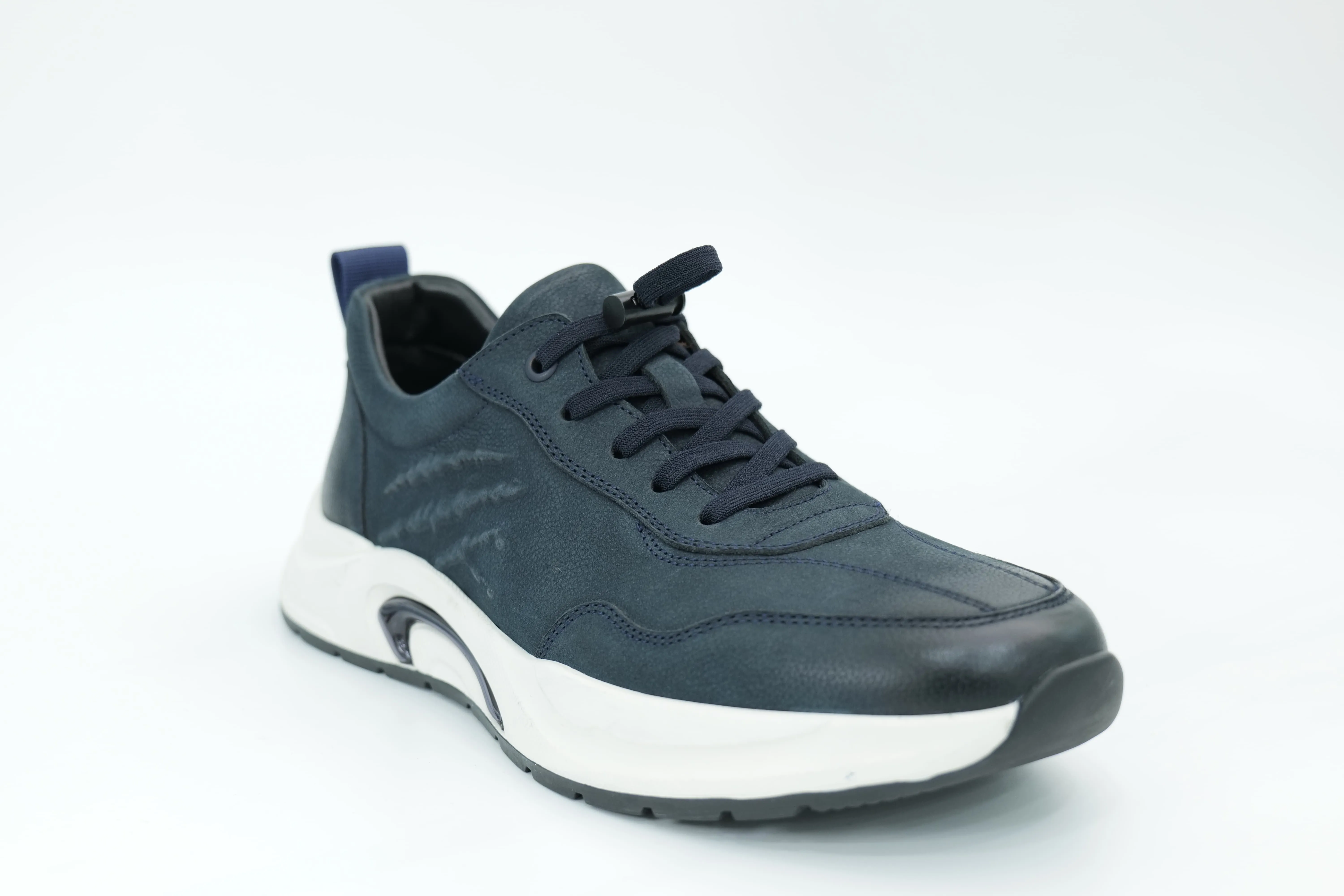 Sports shoes