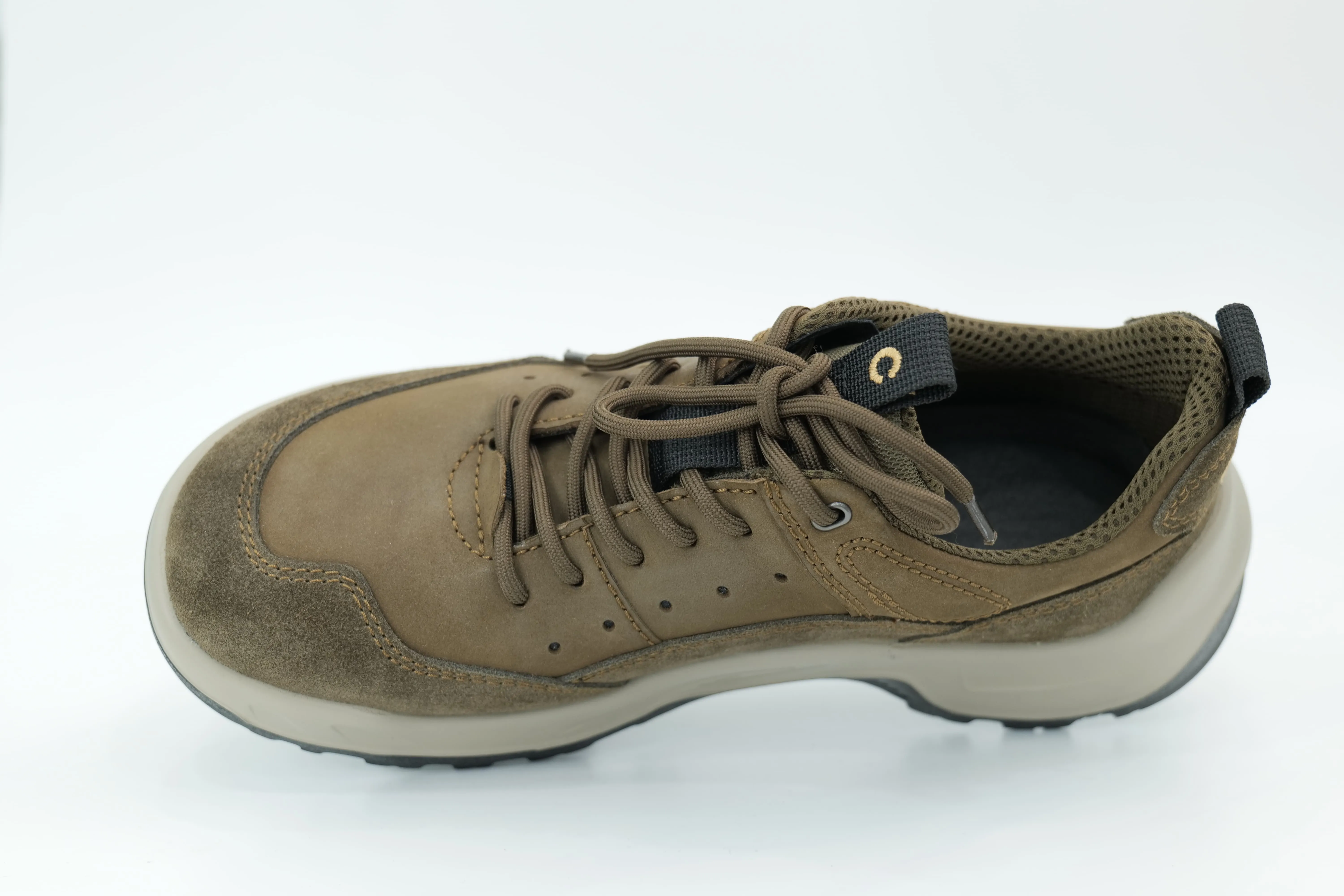Sports shoes