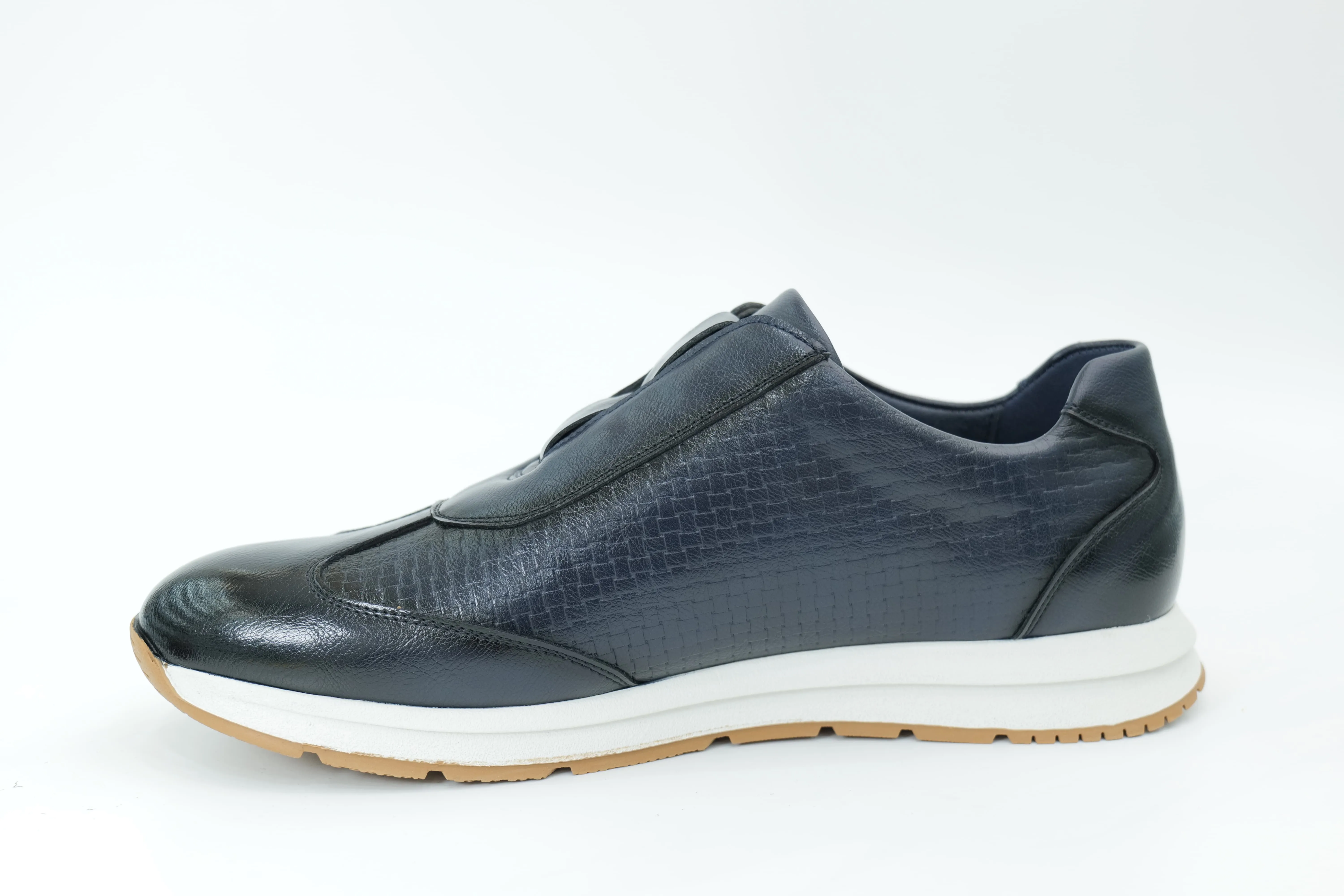 Sports shoes
