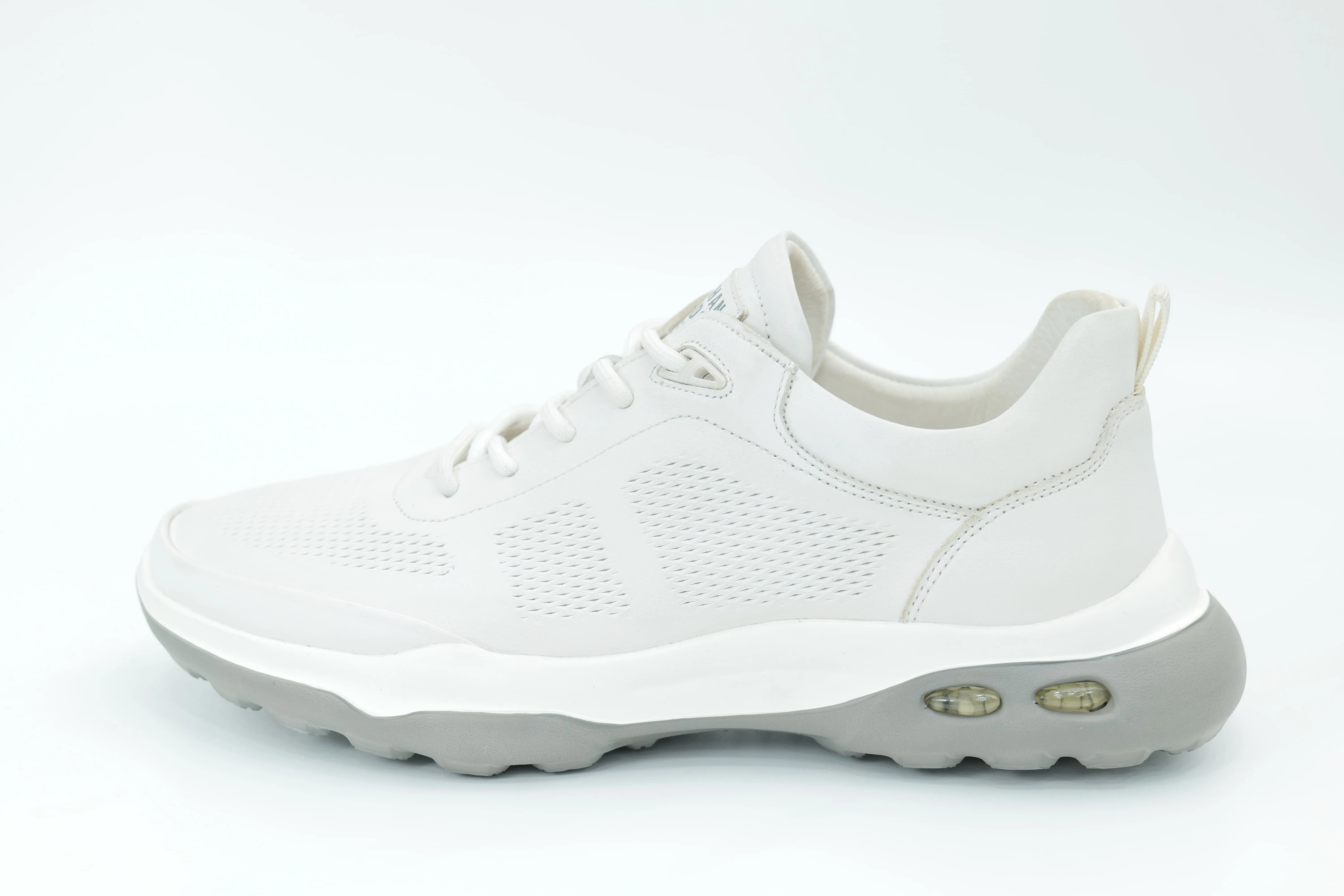 Sports shoes