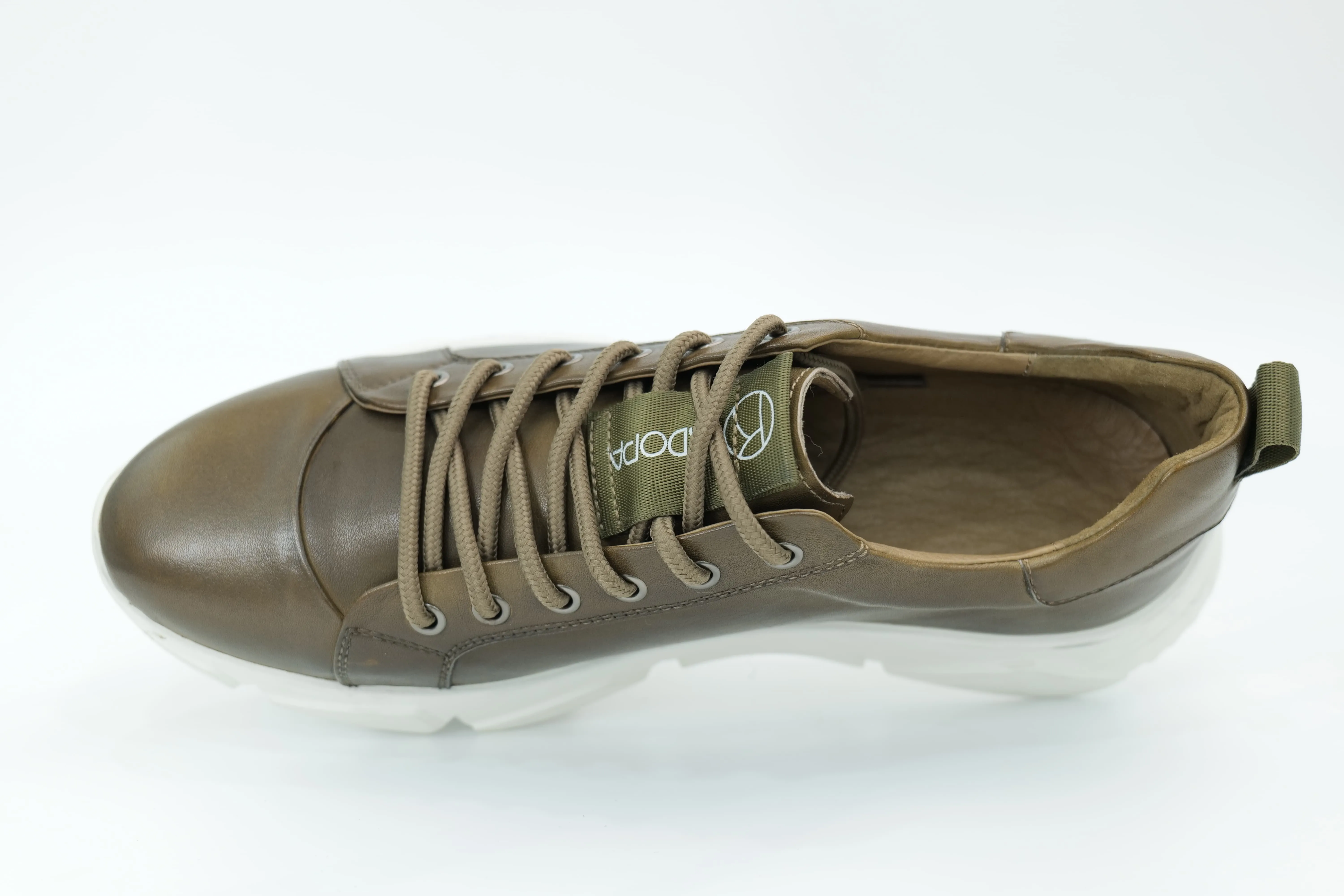 Sports shoes