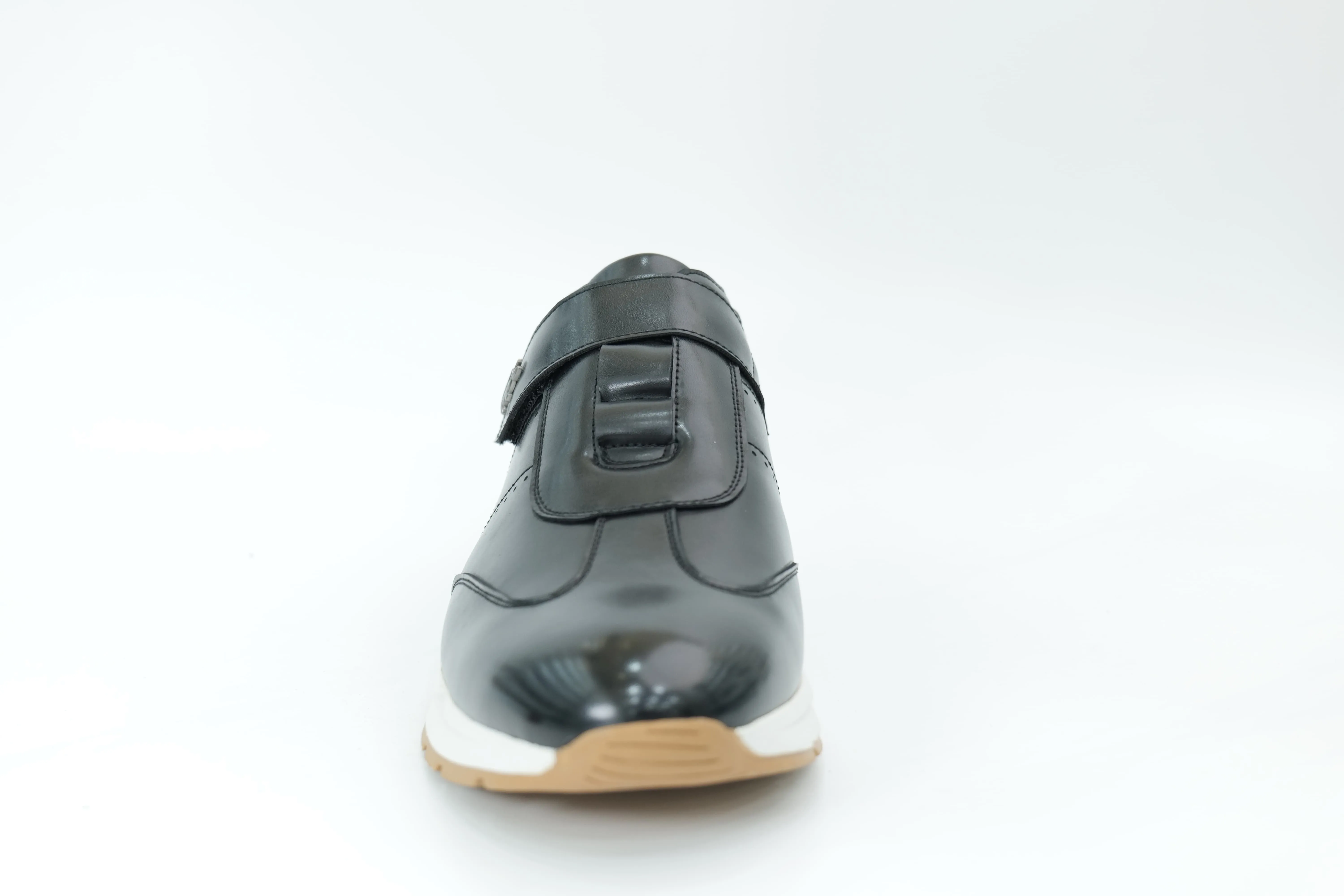 Sports shoes