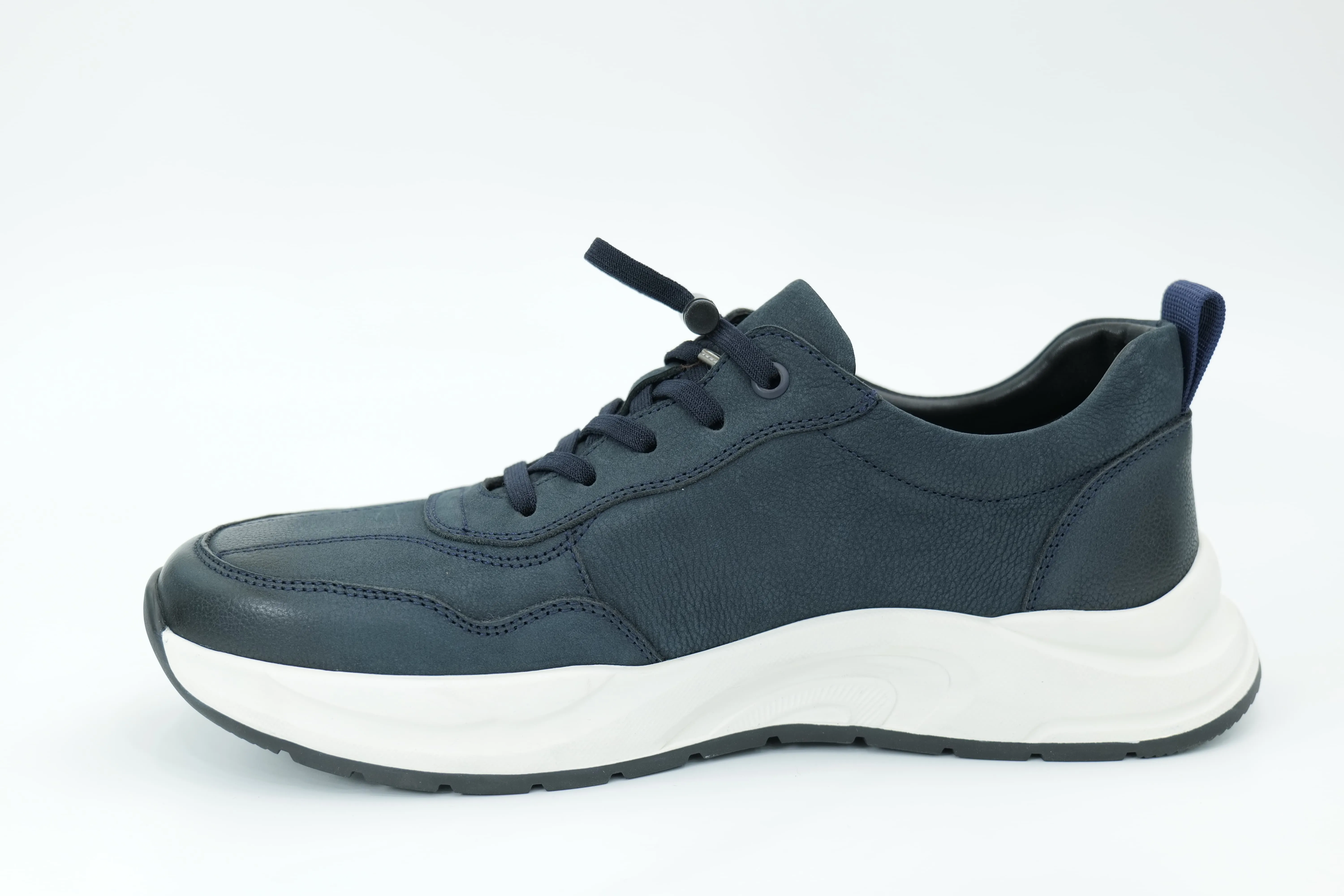 Sports shoes