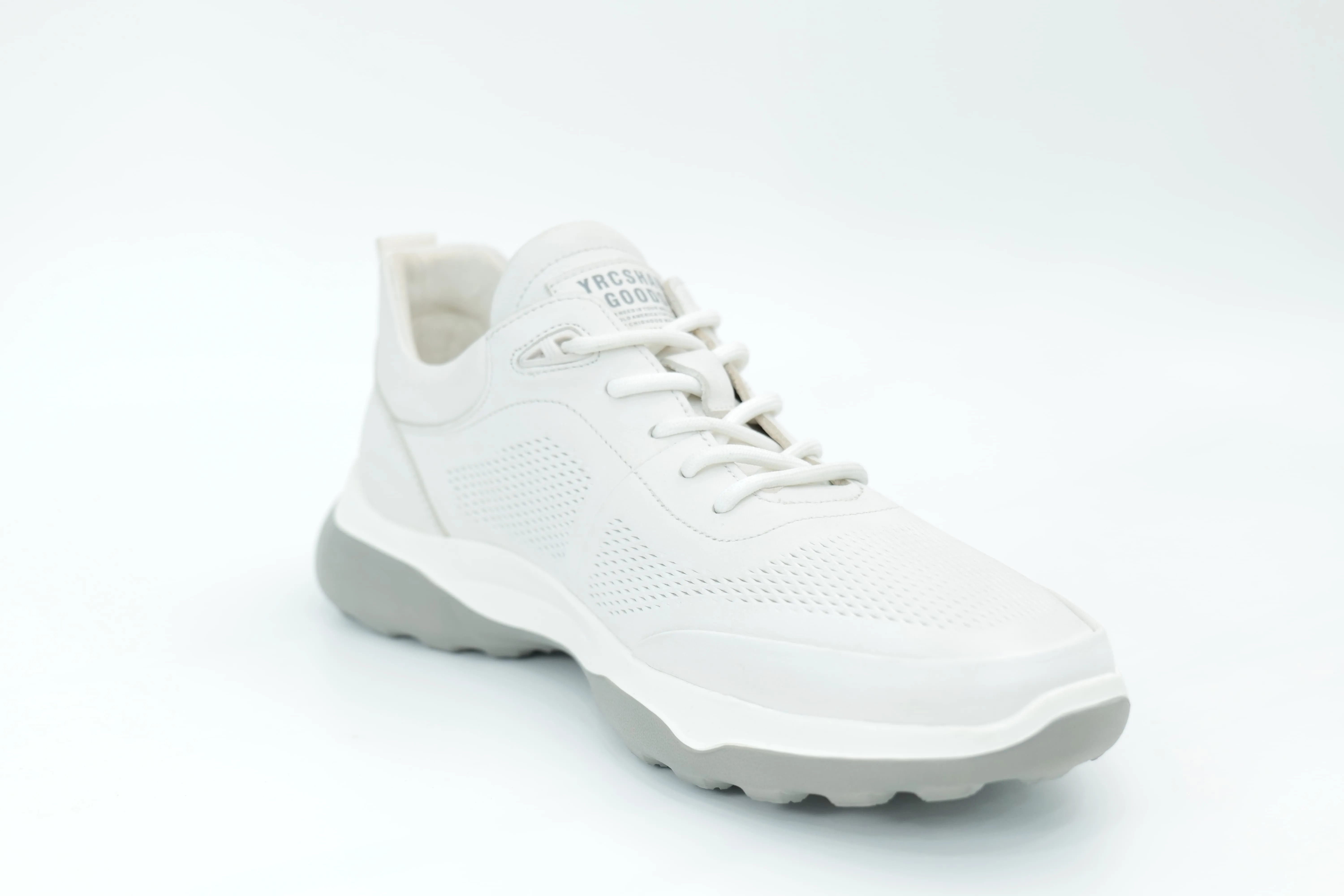 Sports shoes