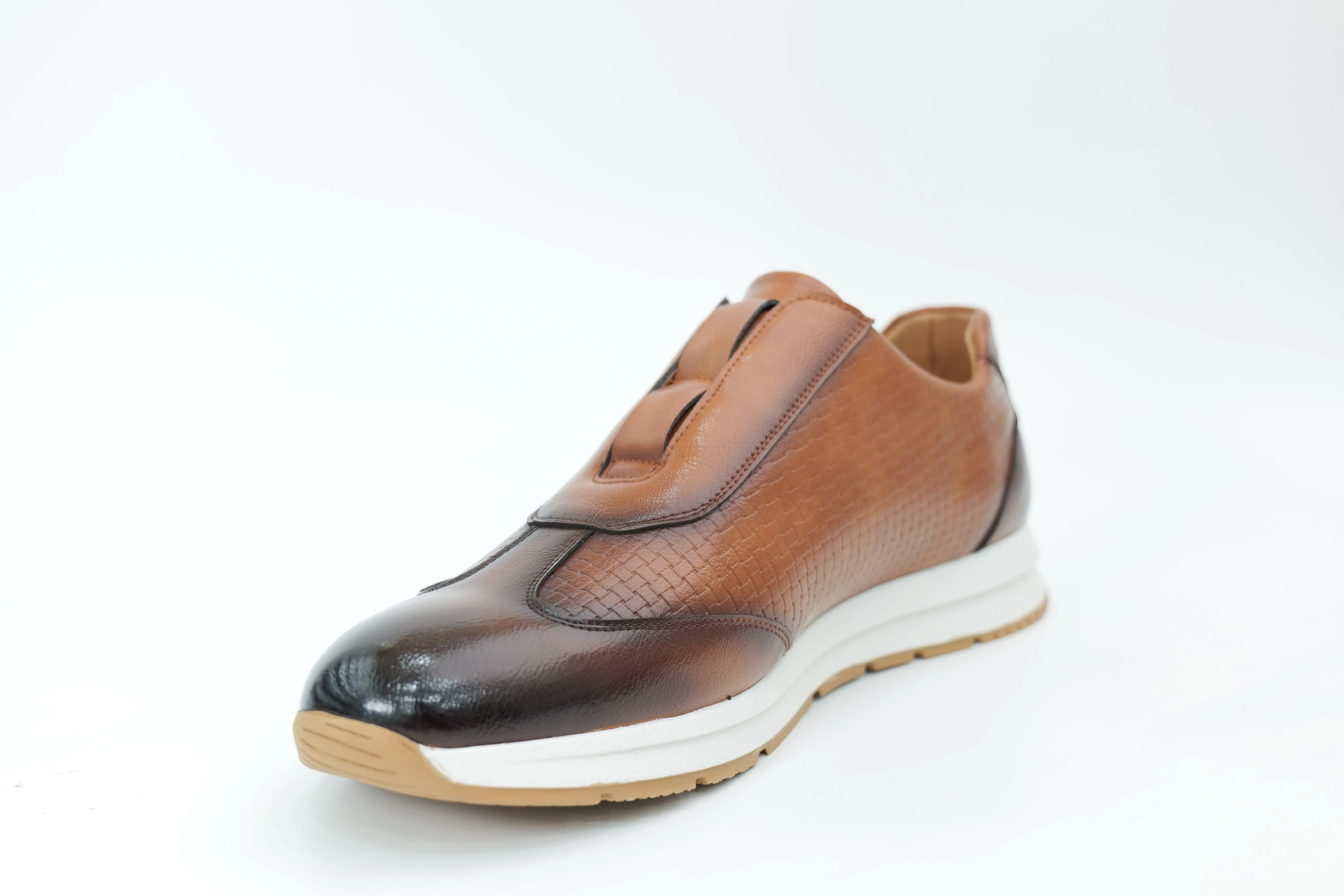 Sports shoes