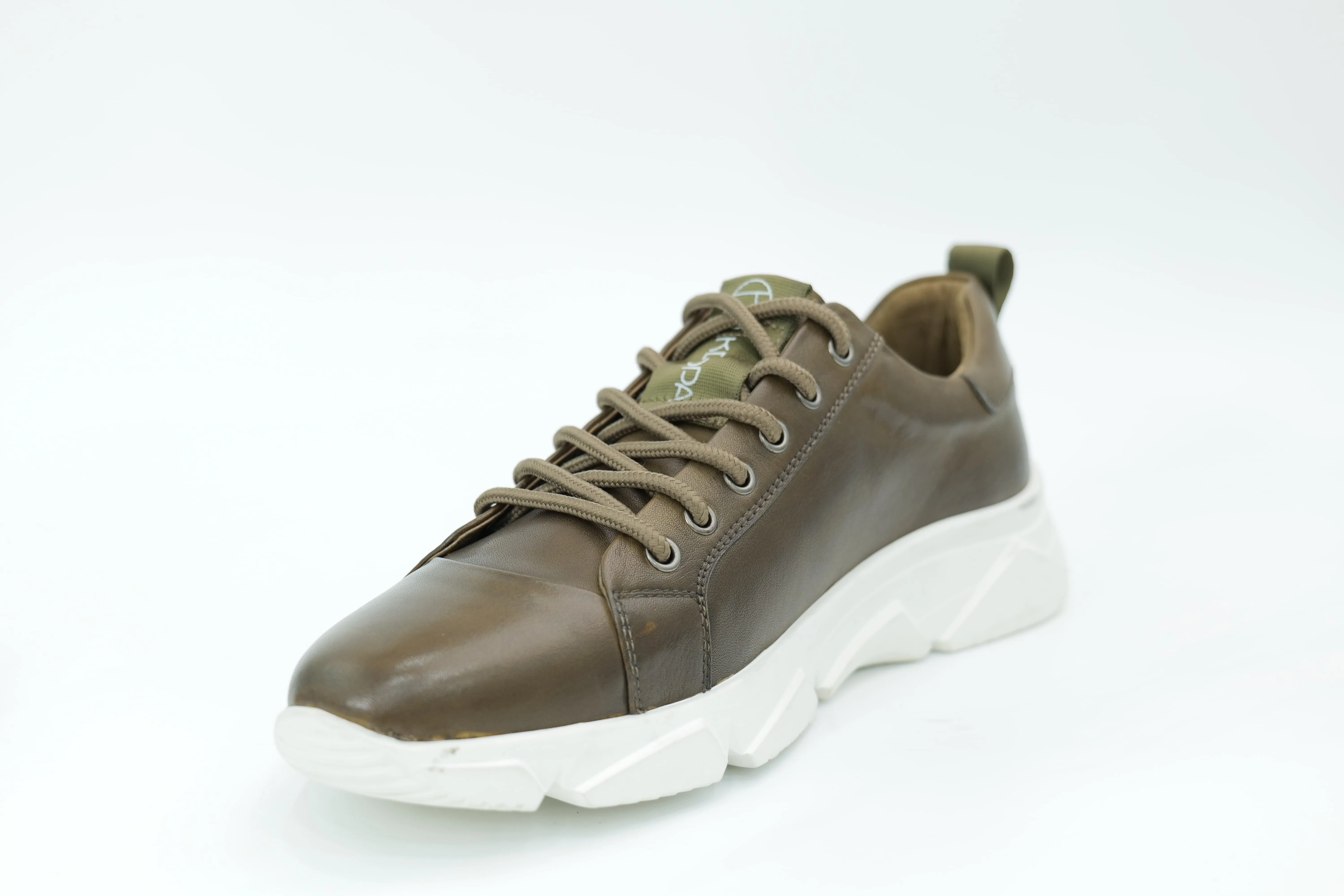 Sports shoes