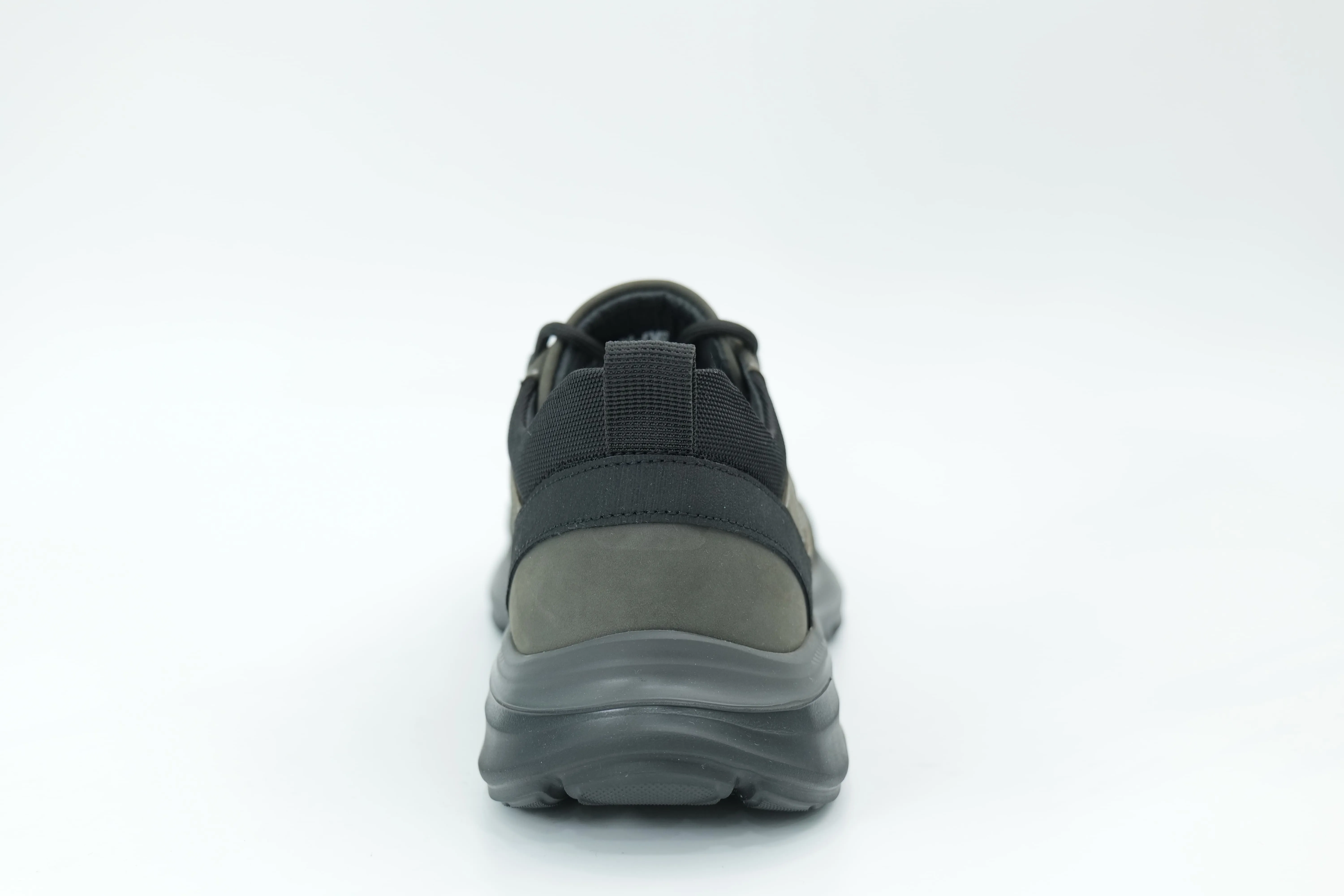 Sports shoes