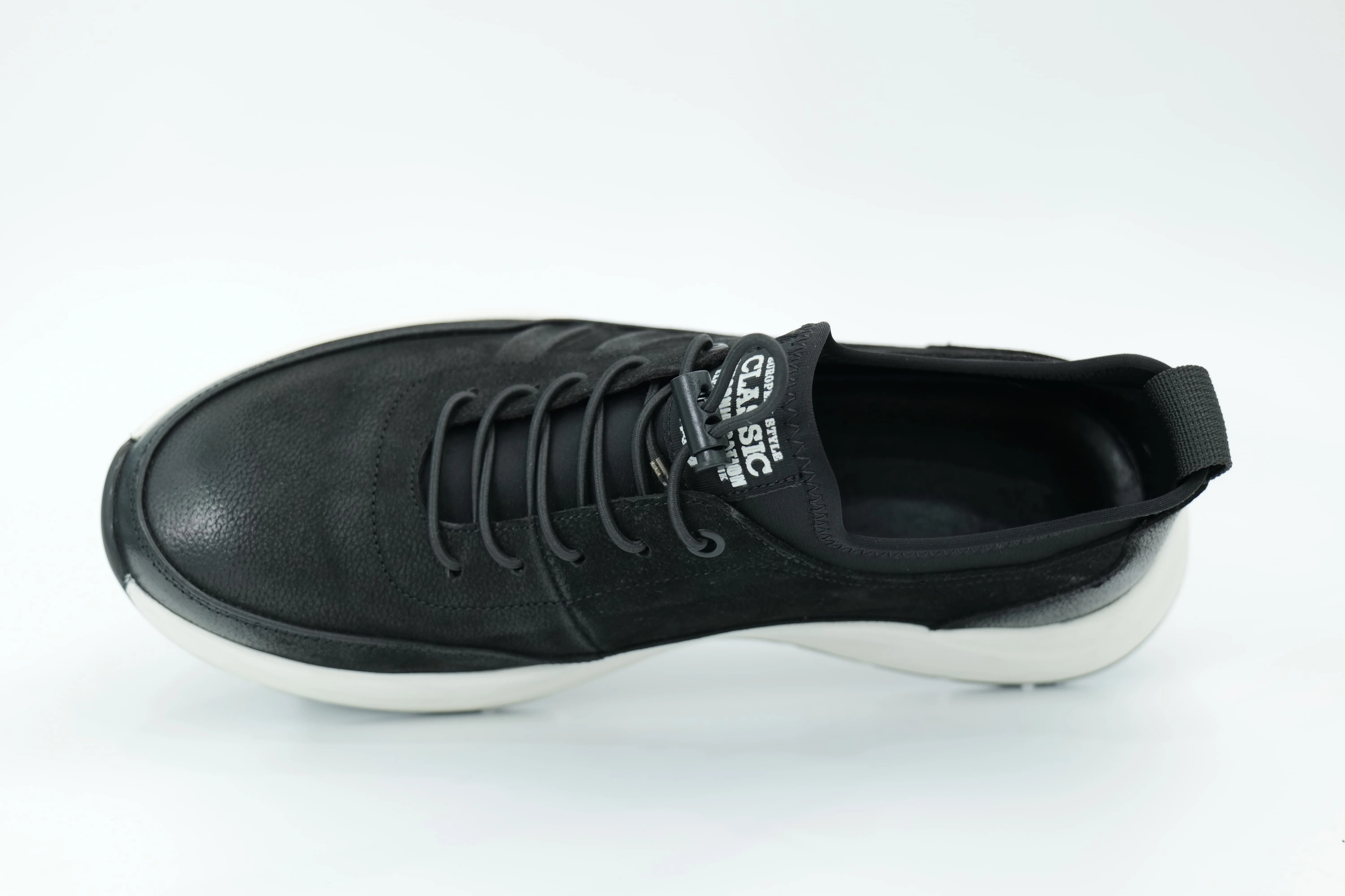 Sports shoes