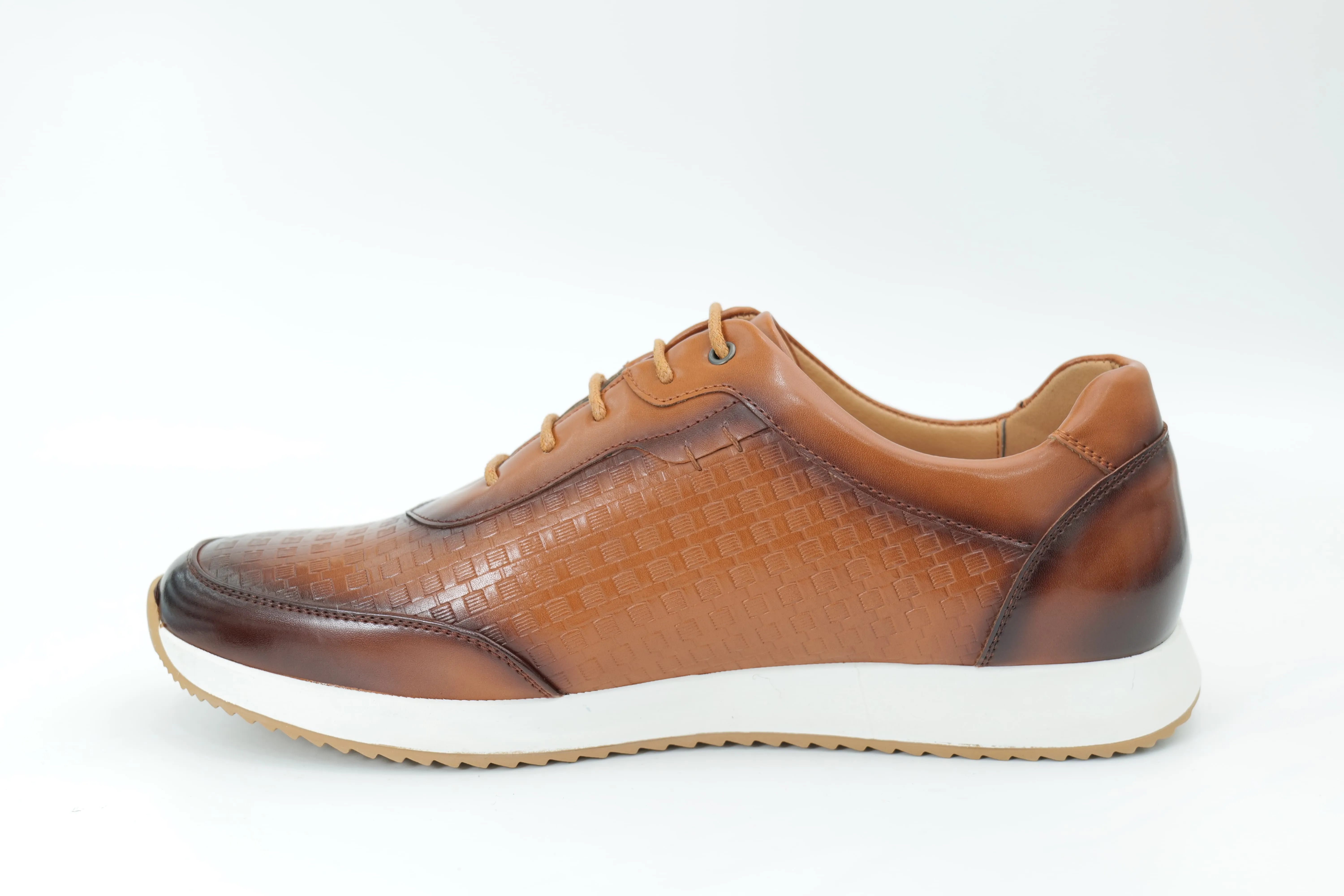 Sports shoes