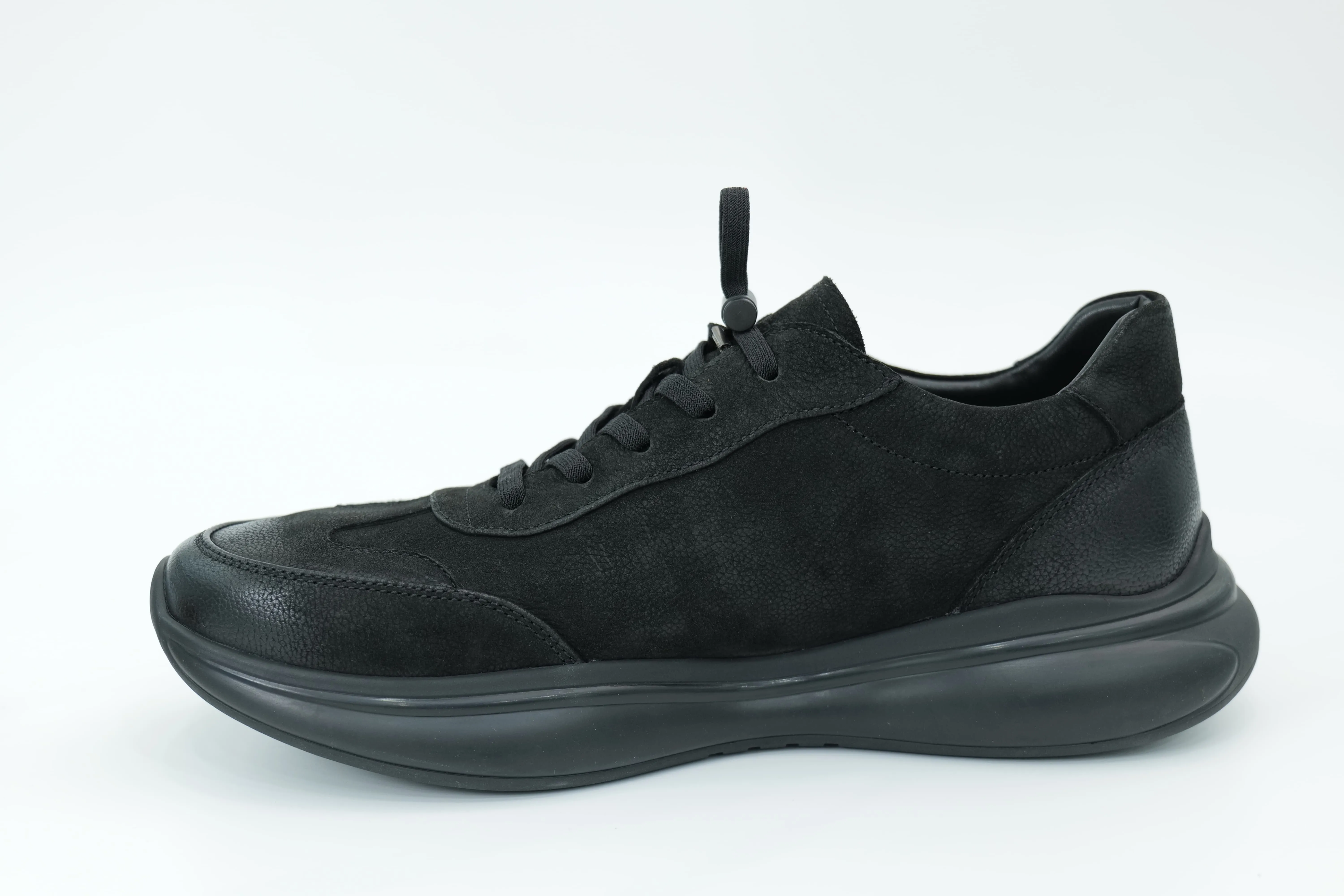 Sports shoes