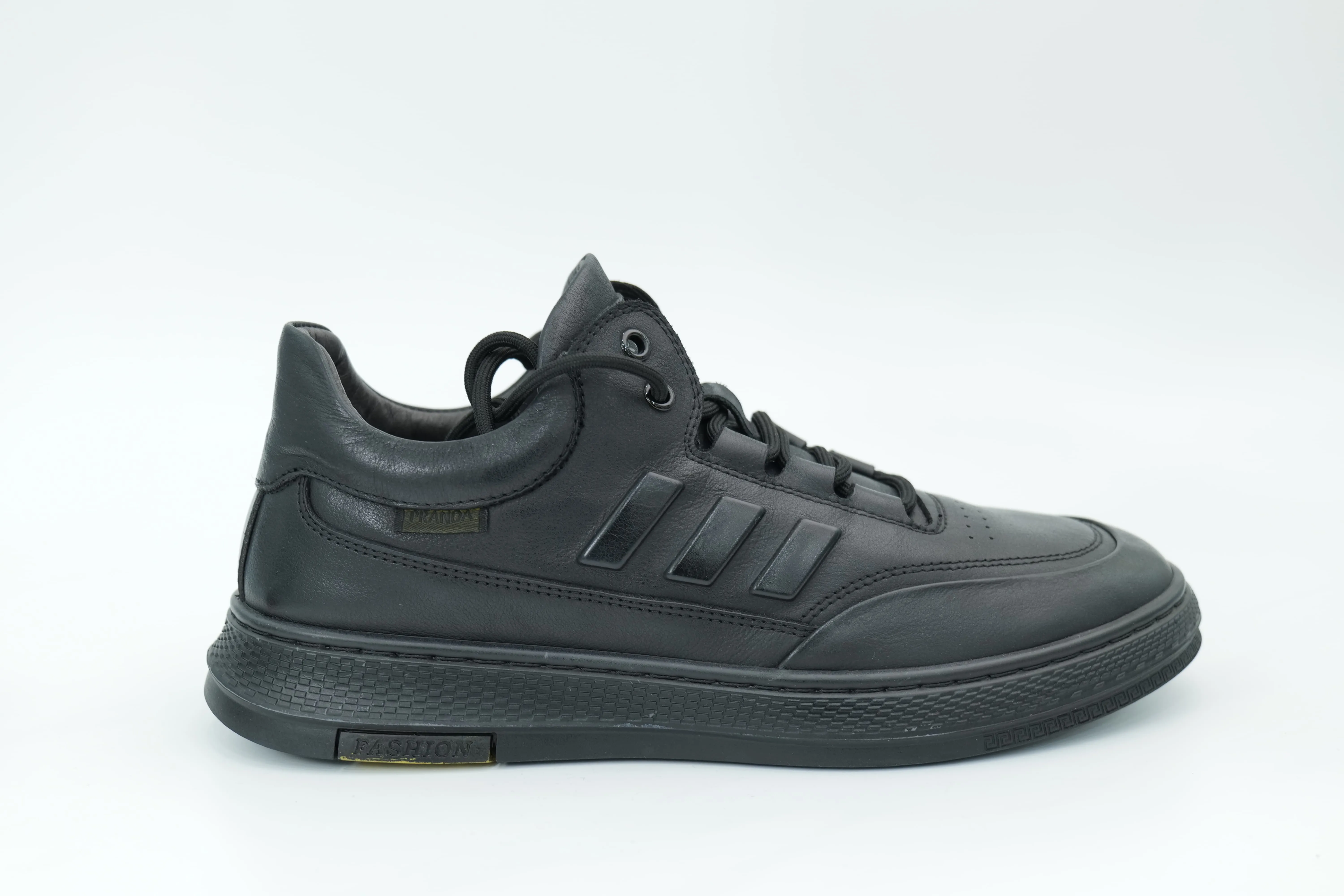 Sports shoes