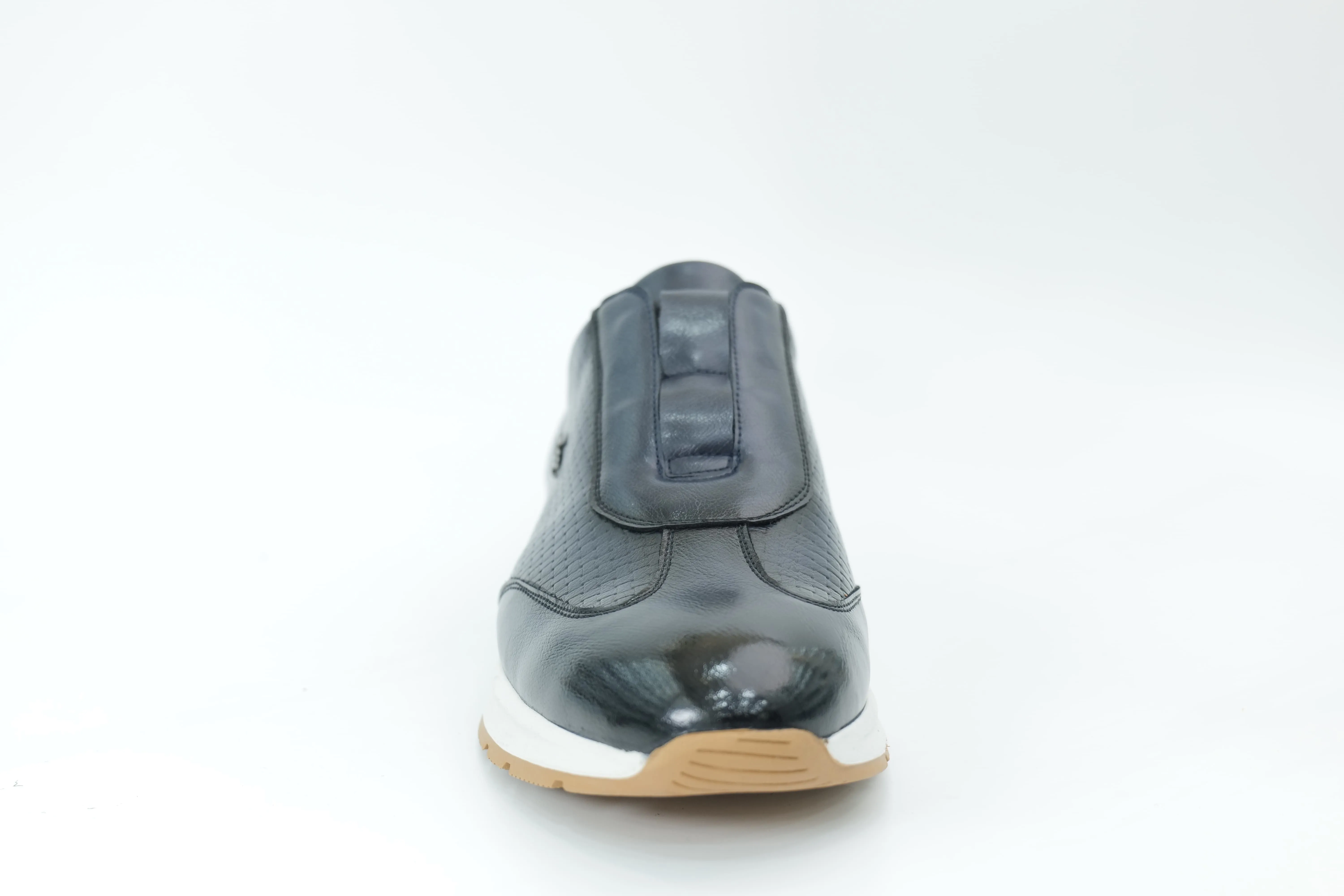 Sports shoes