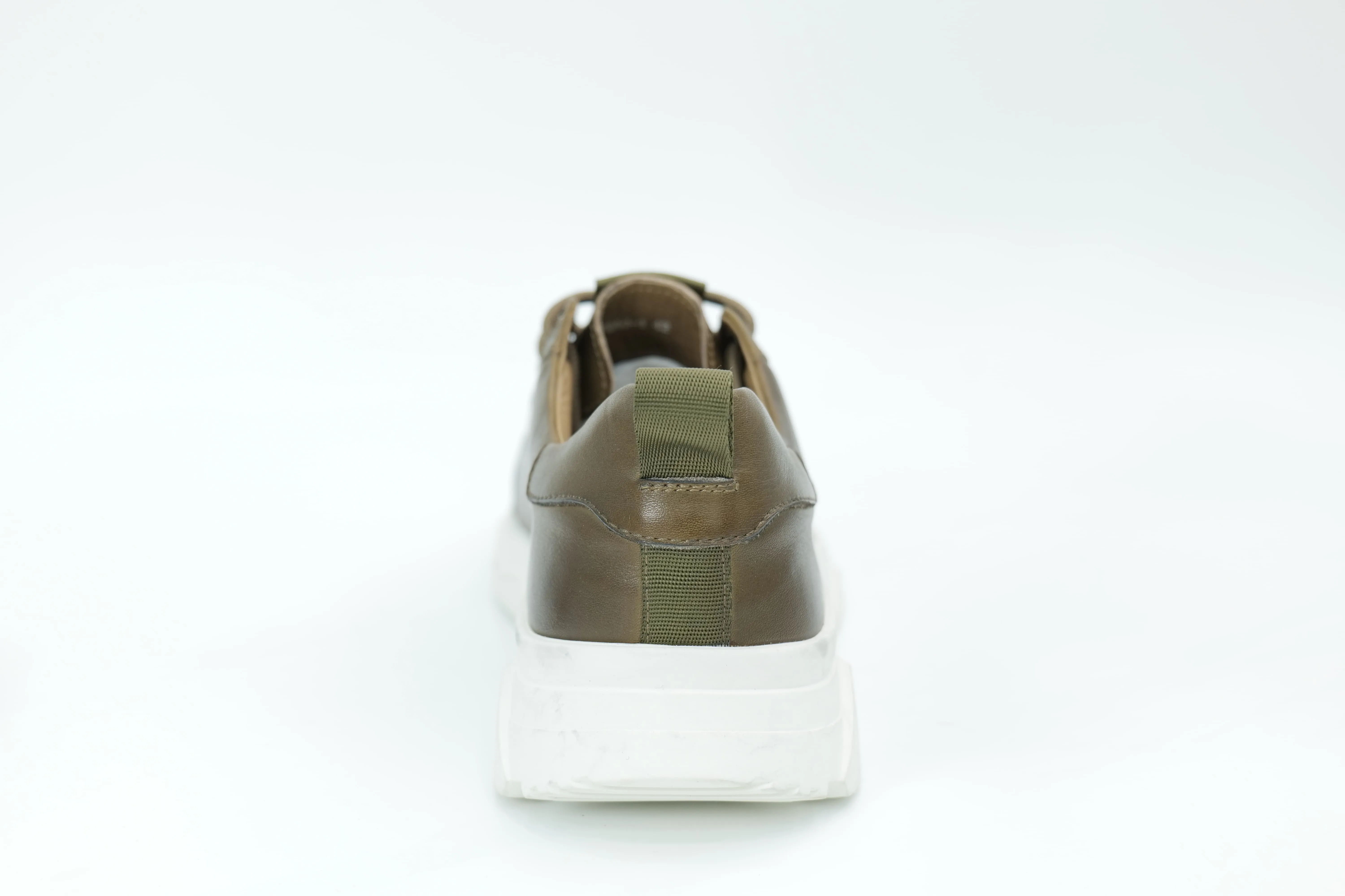 Sports shoes