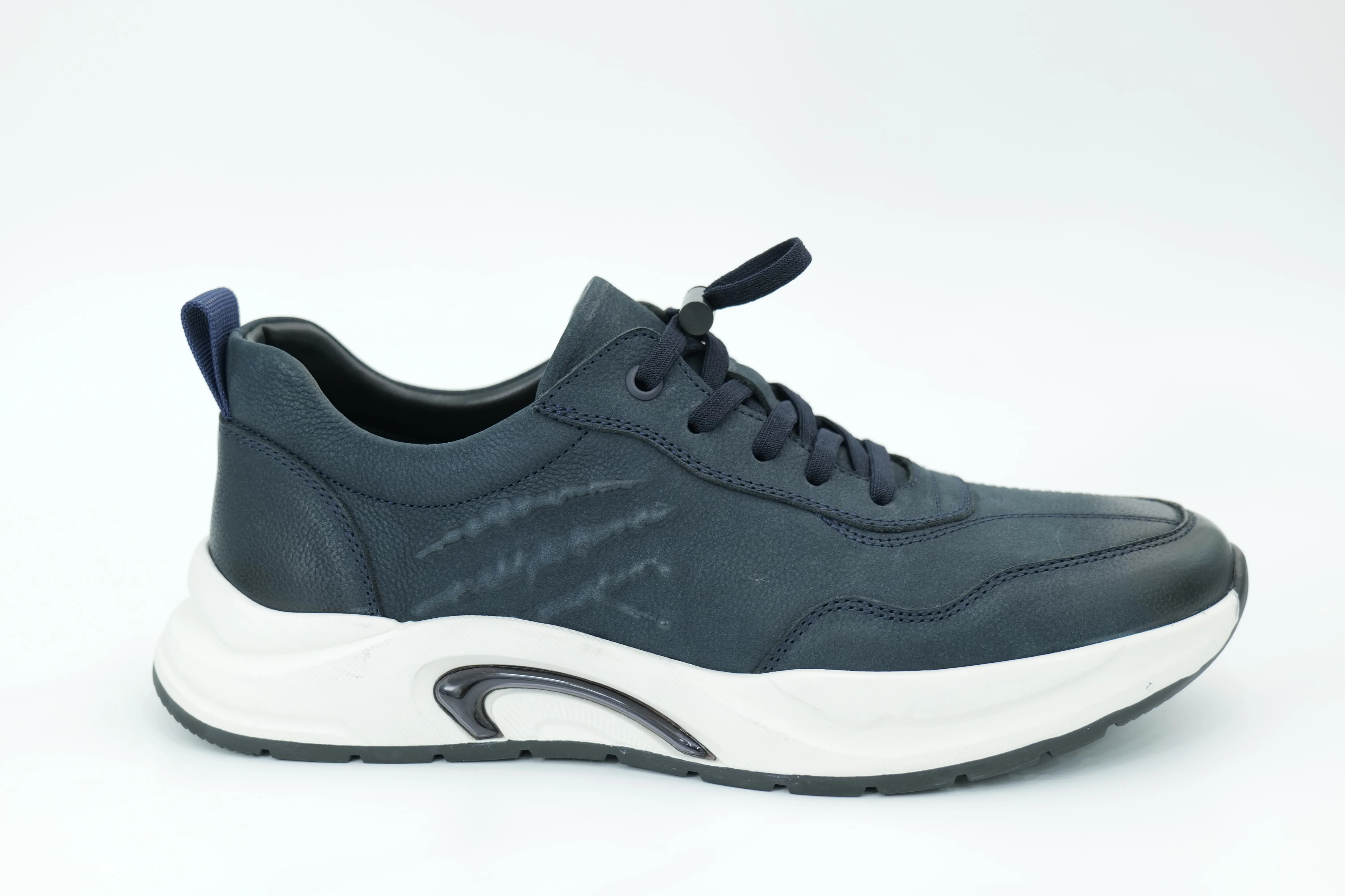 Sports shoes