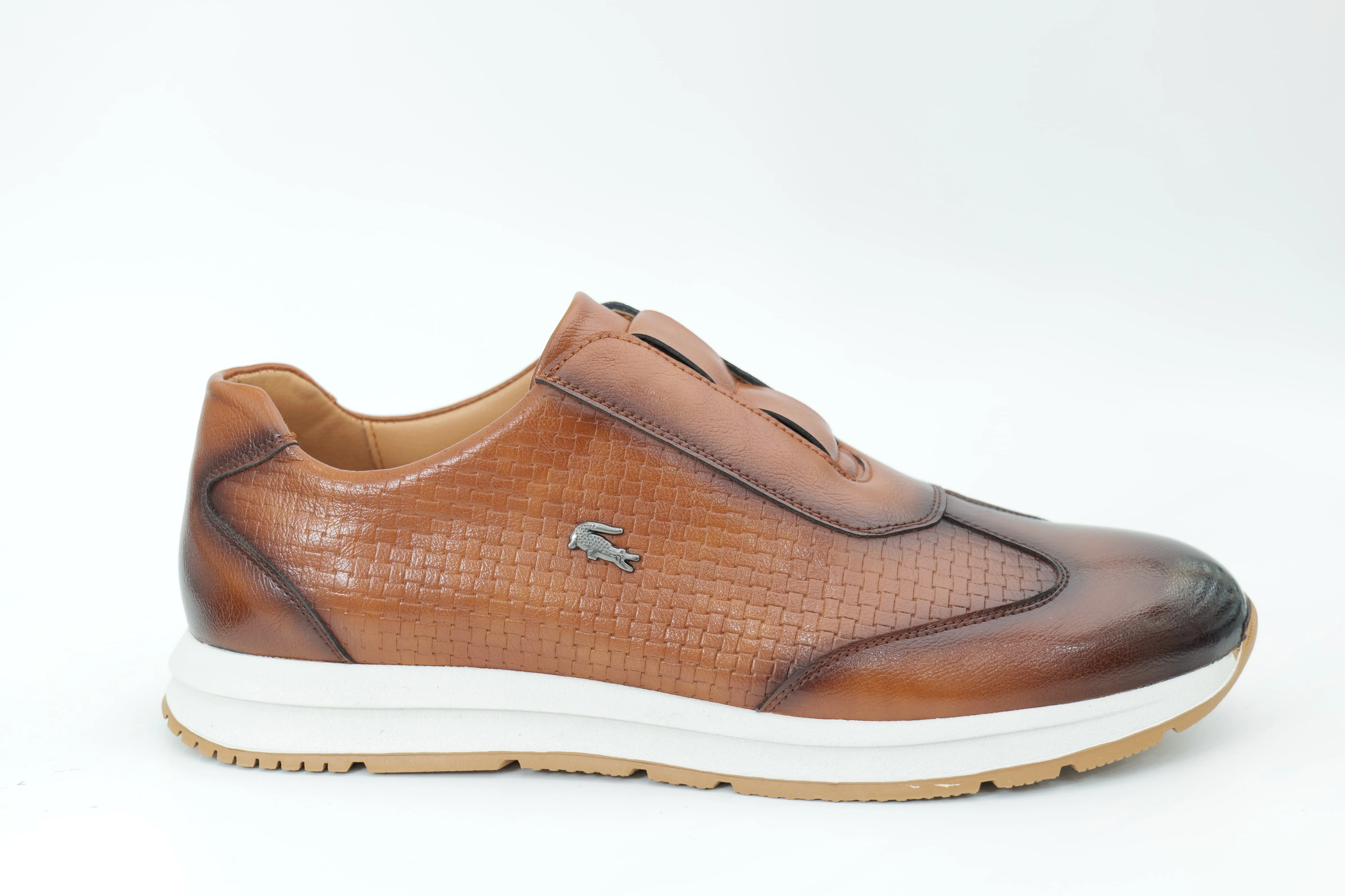 Sports shoes