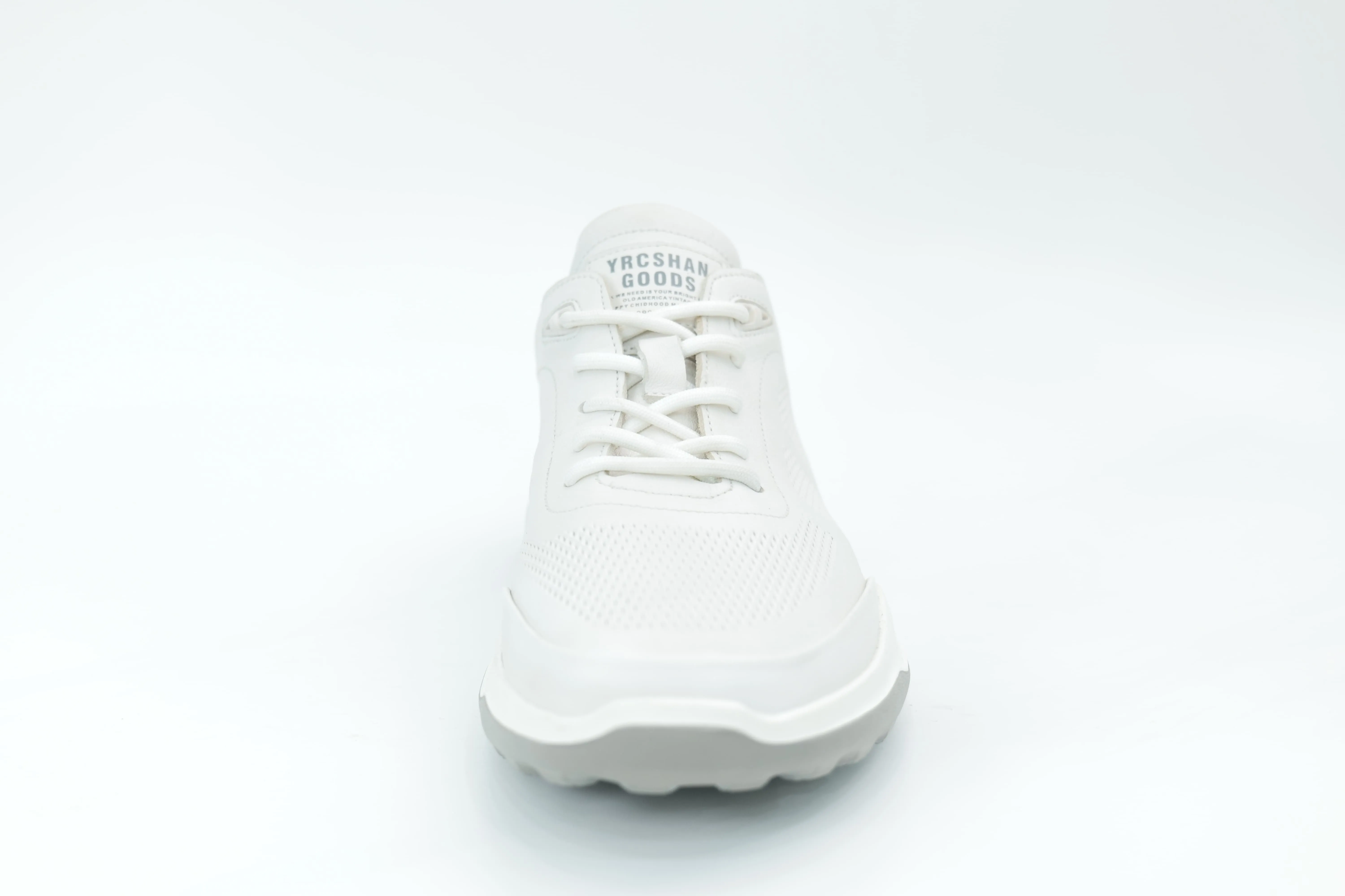 Sports shoes