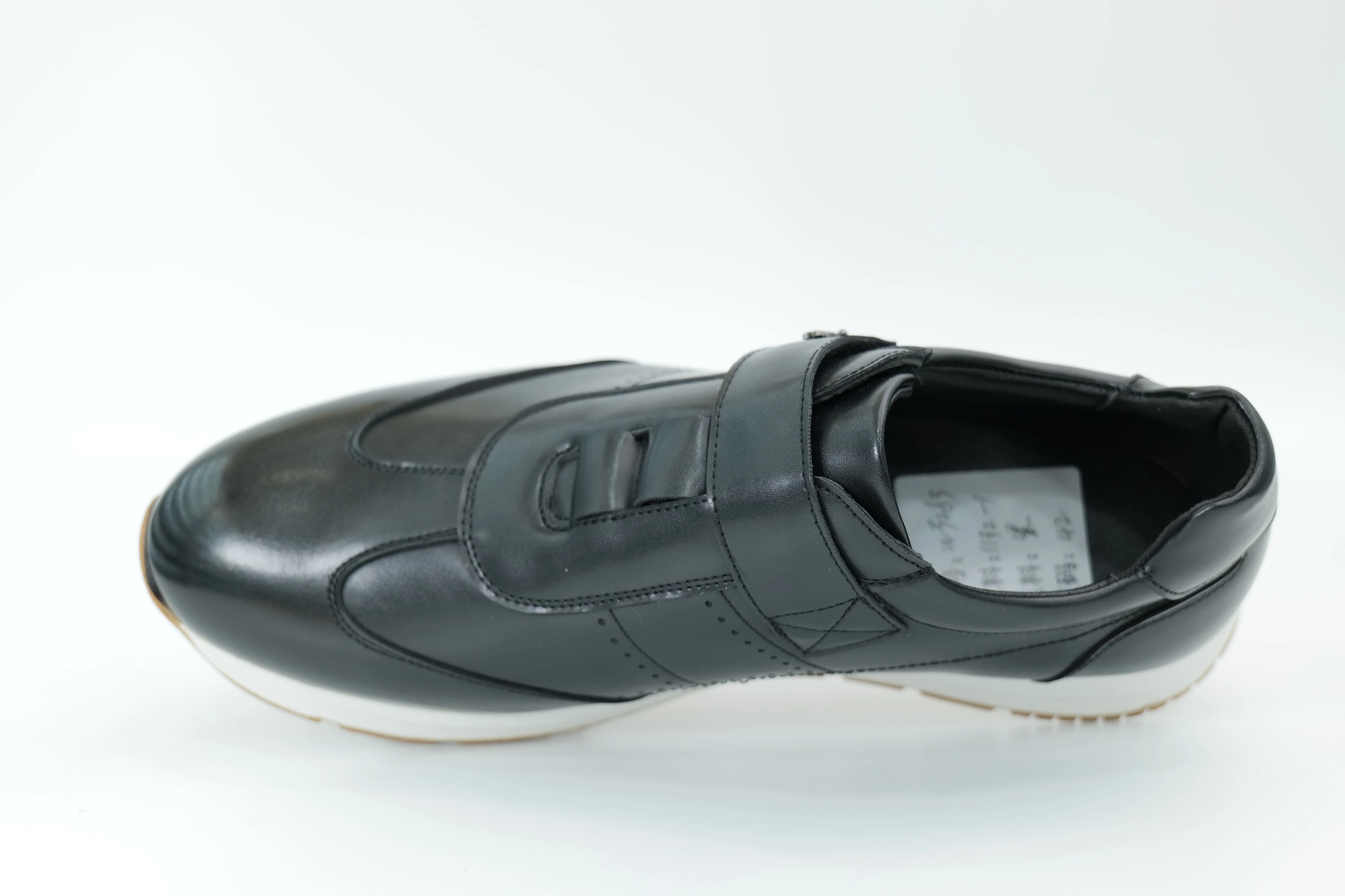 Sports shoes
