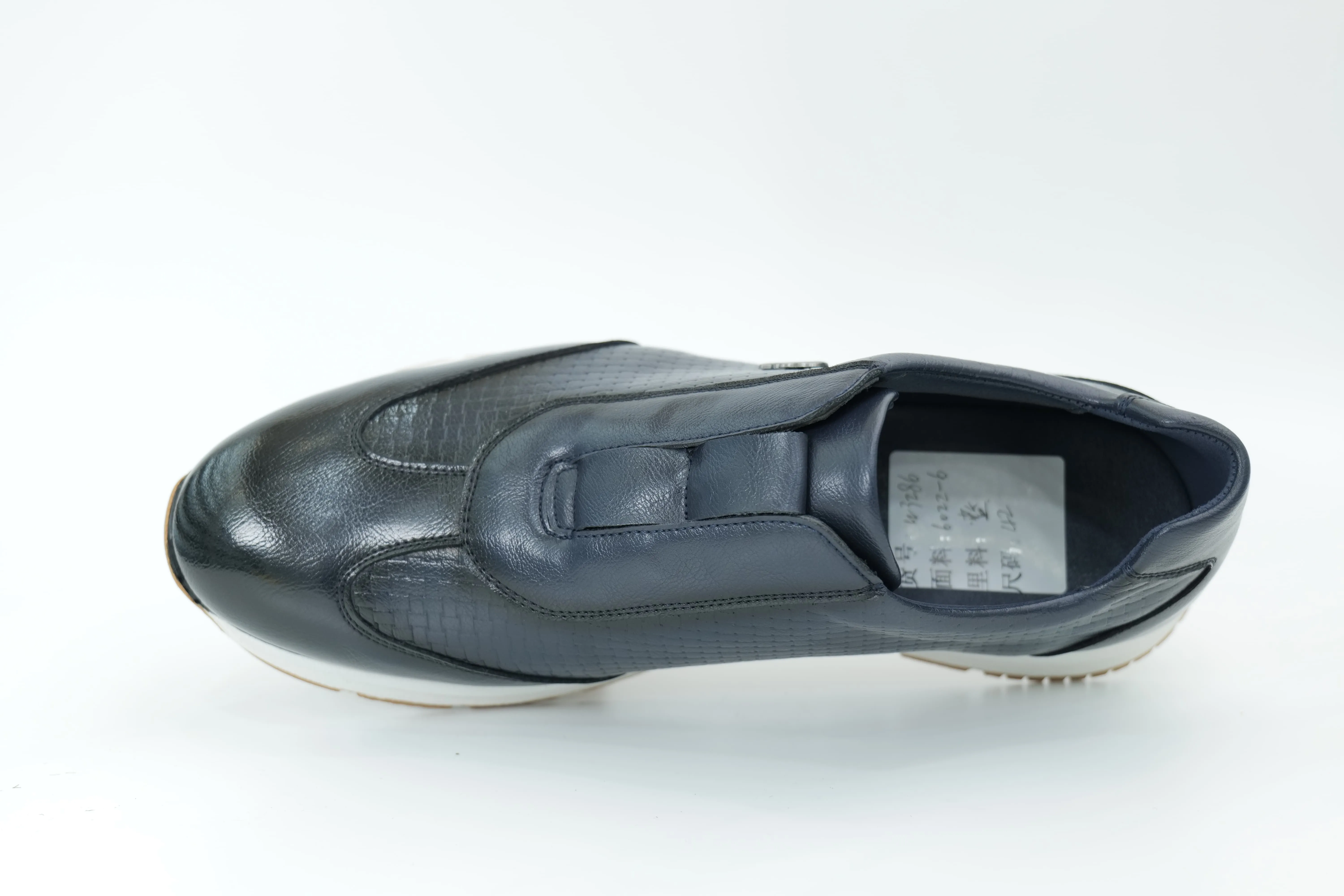 Sports shoes