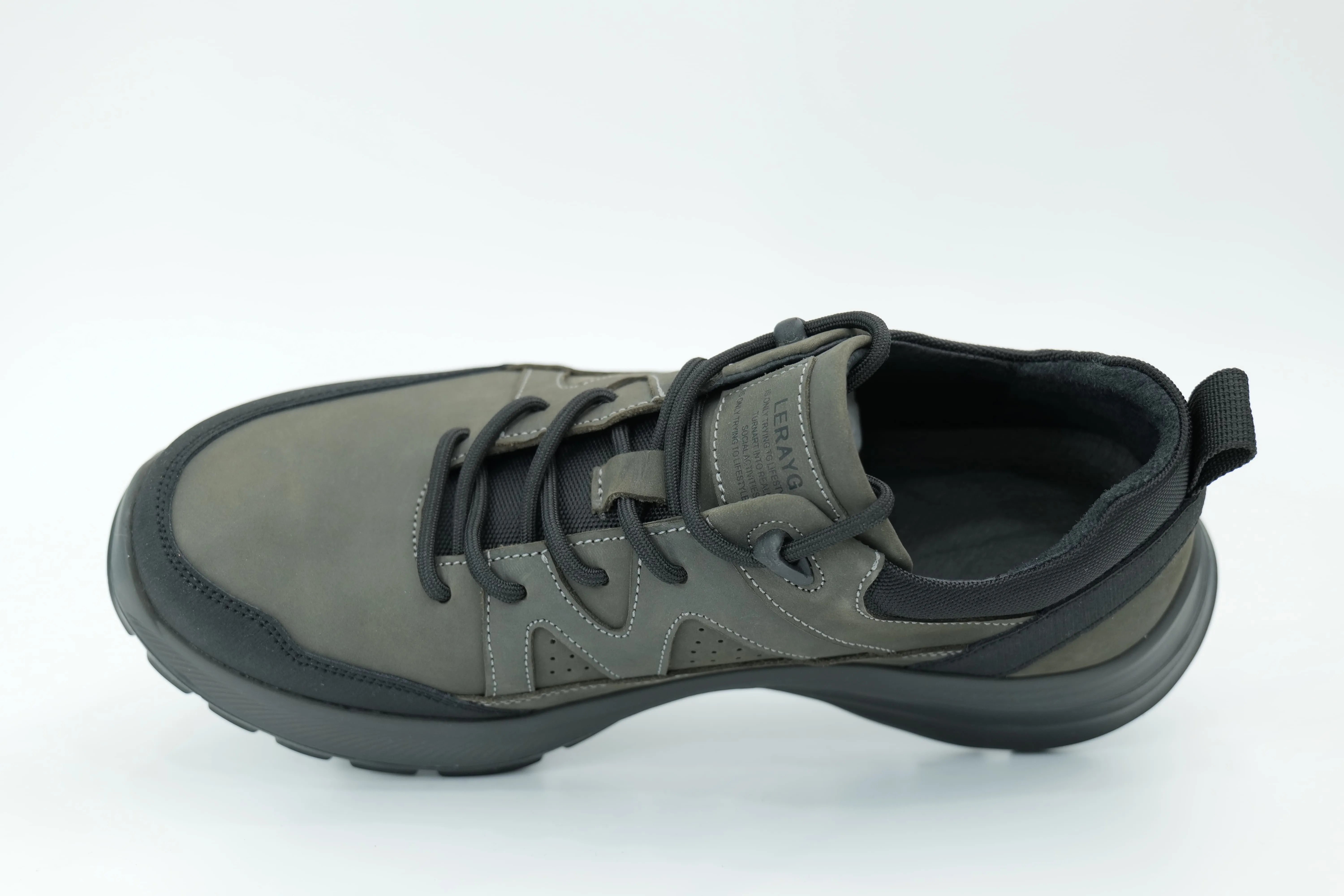 Sports shoes