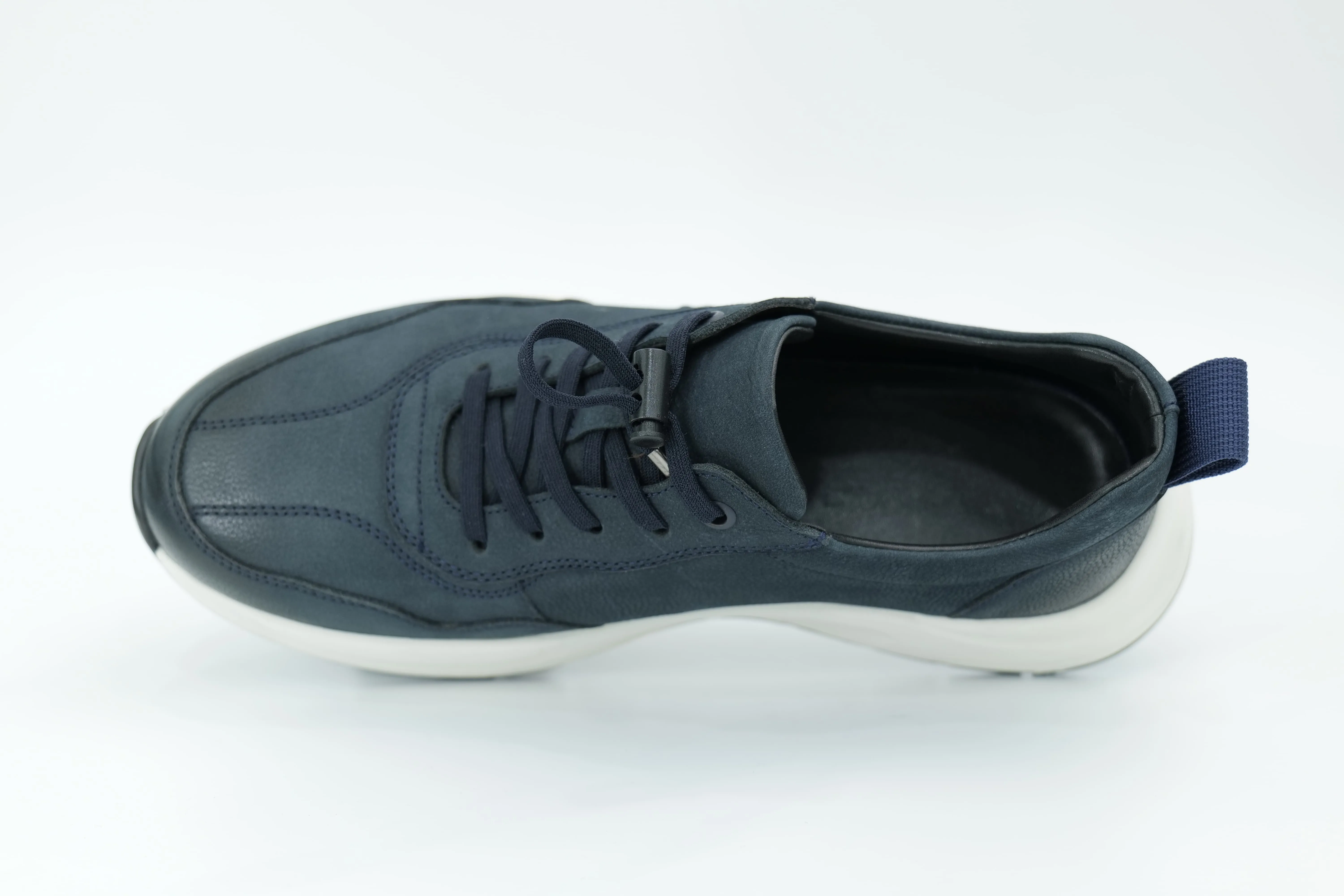 Sports shoes
