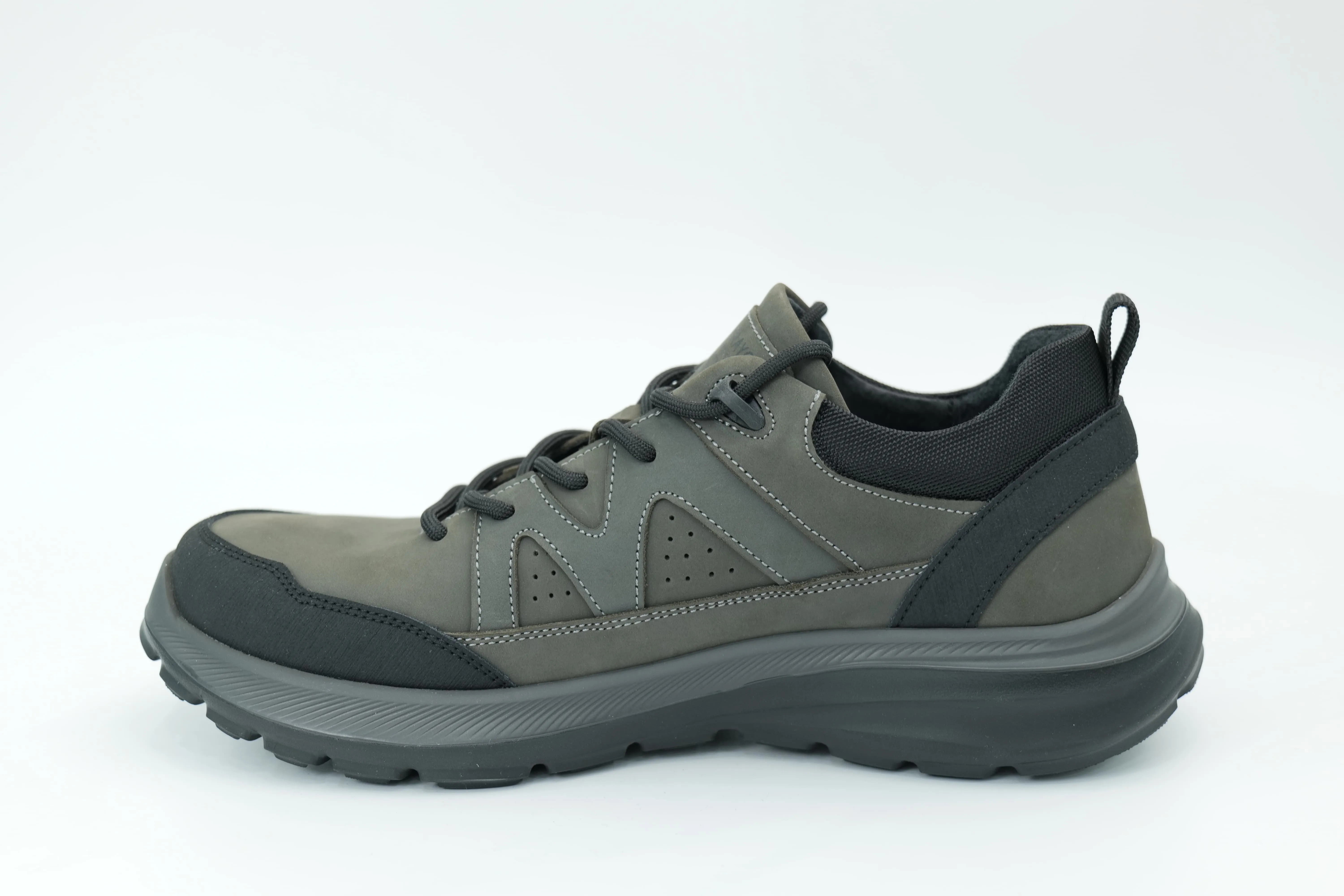 Sports shoes