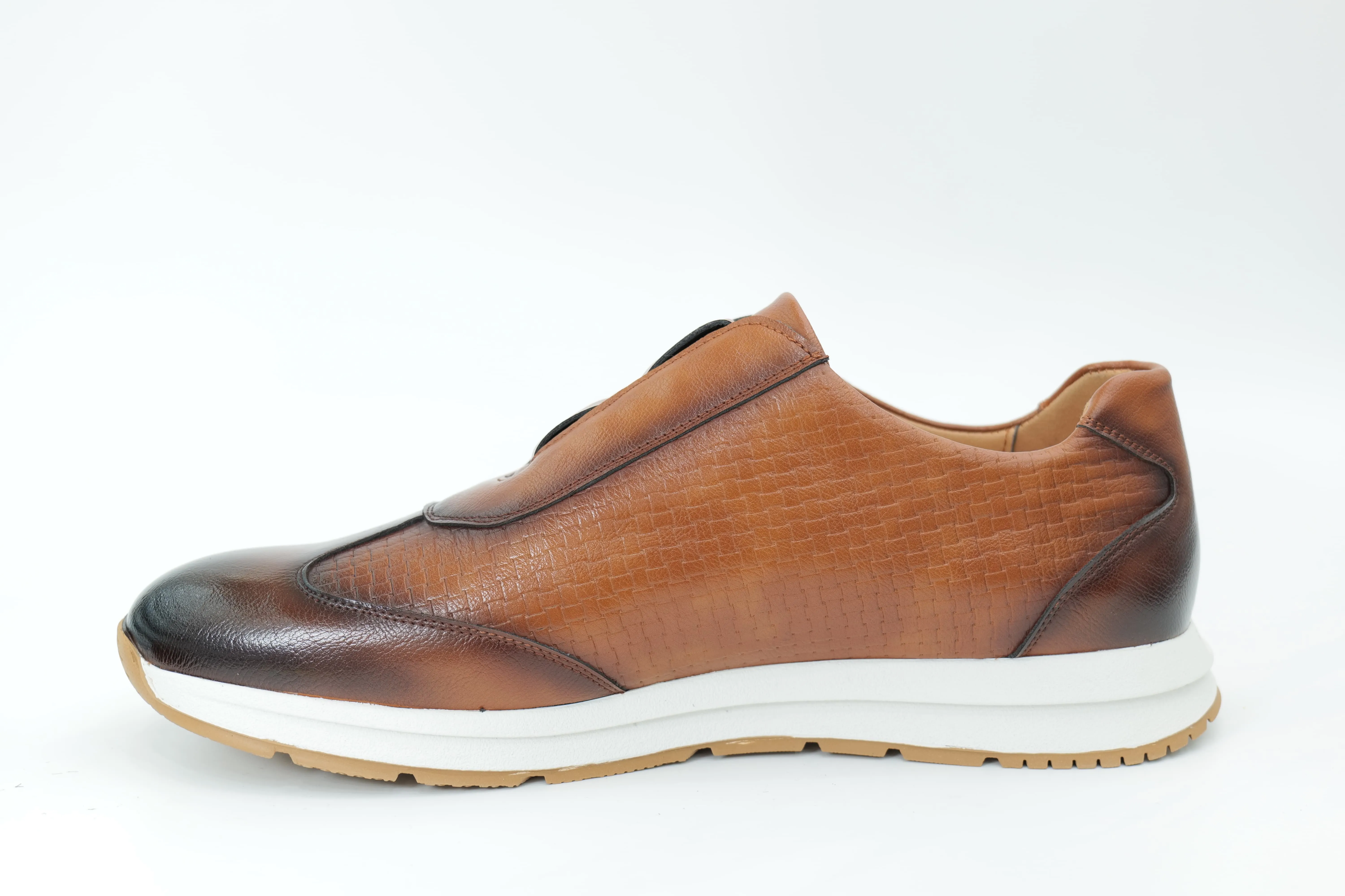Sports shoes